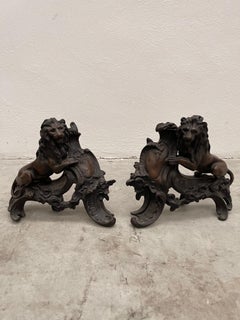 Chenet en forme de lion surmontant un écusson bronze