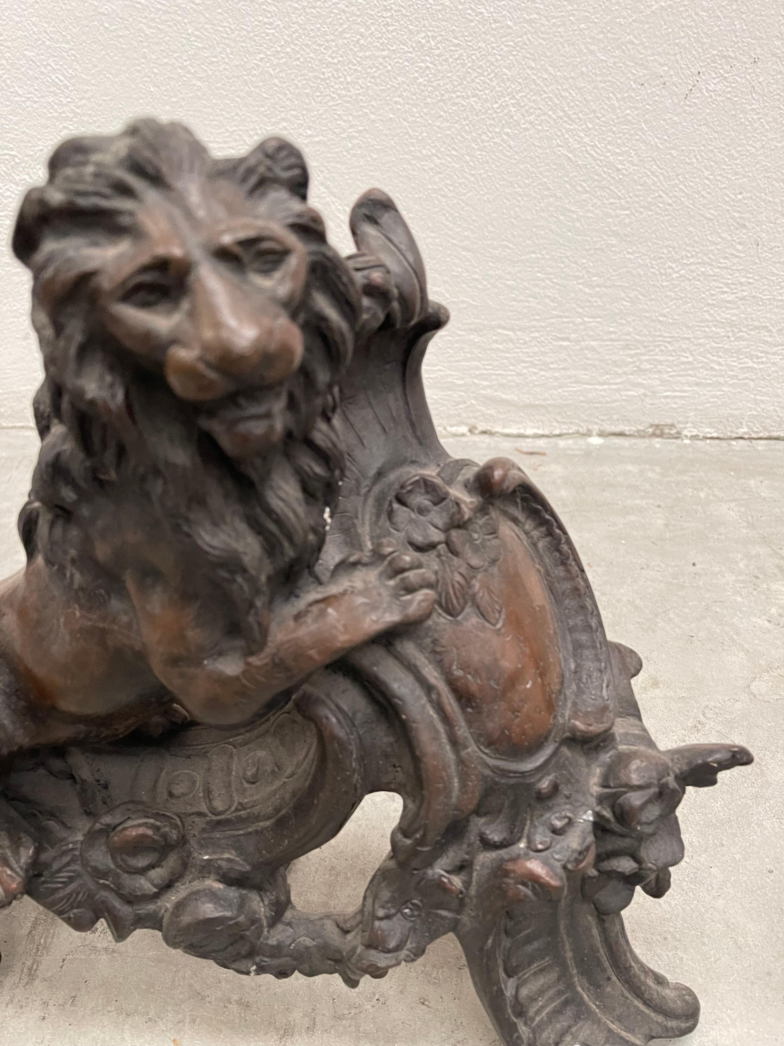 Other Chenet en forme de lion surmontant un écusson bronze For Sale