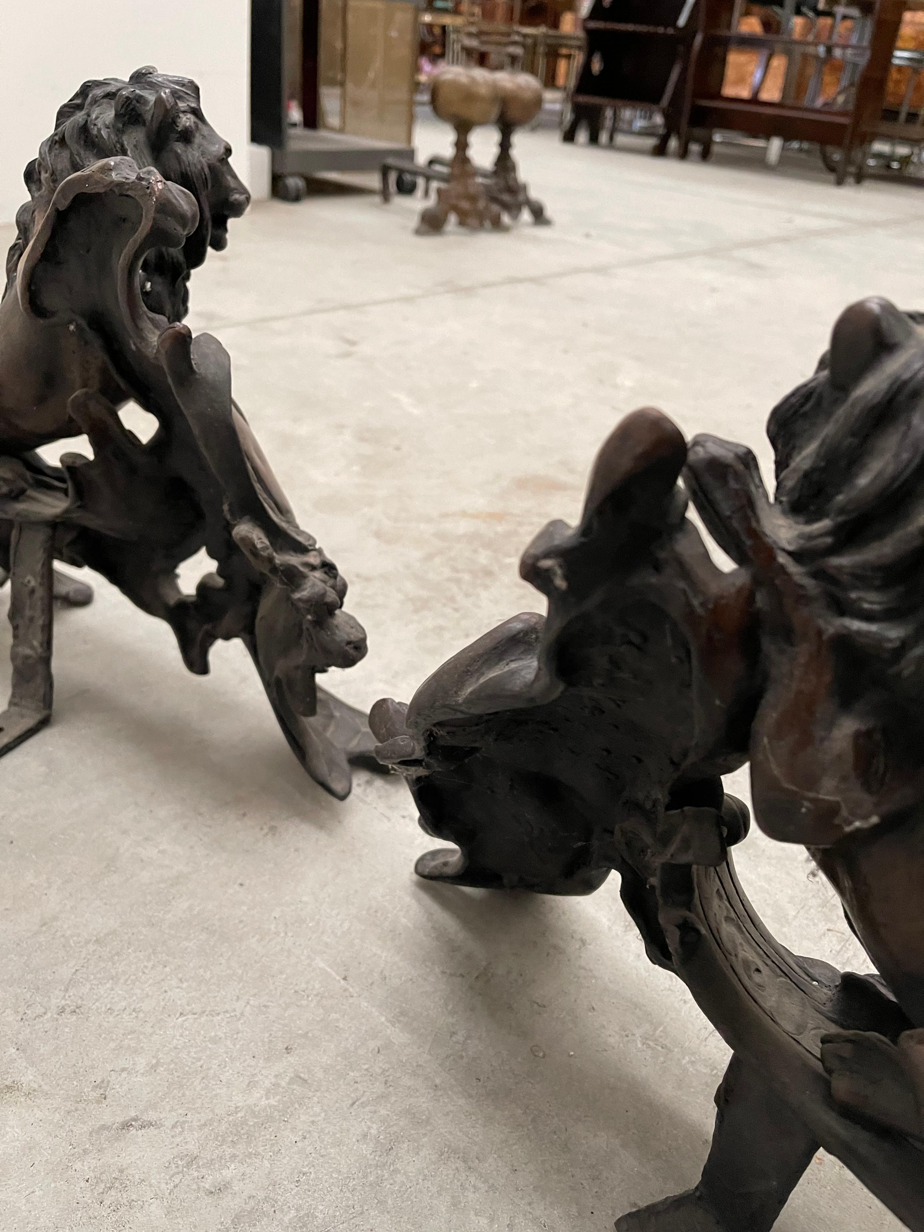 Chenet en forme de lion surmontant un écusson bronze In Good Condition For Sale In Cantù, IT