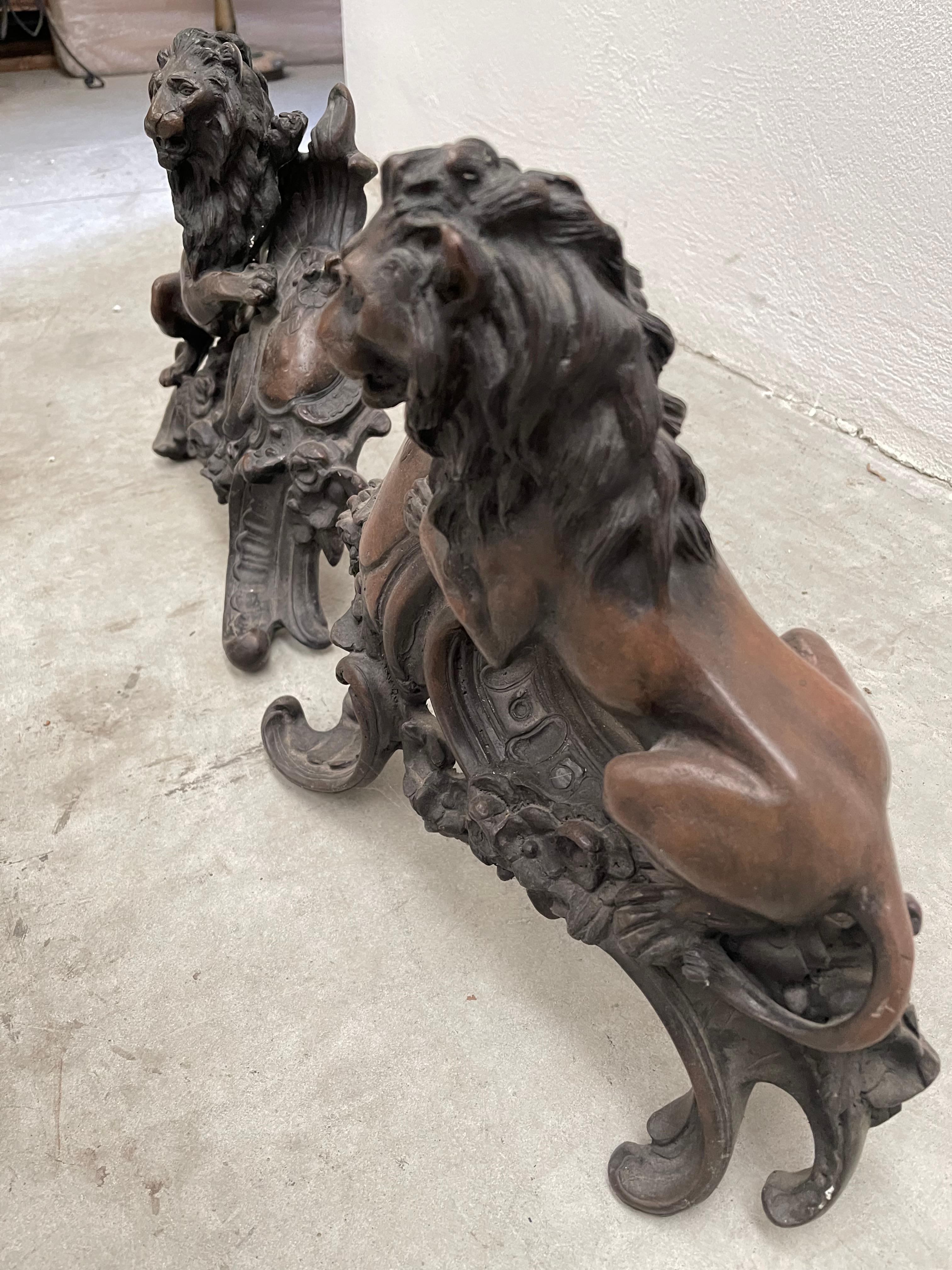 Chenet en forme de lion surmontant un écusson bronze In Good Condition For Sale In Cantù, IT