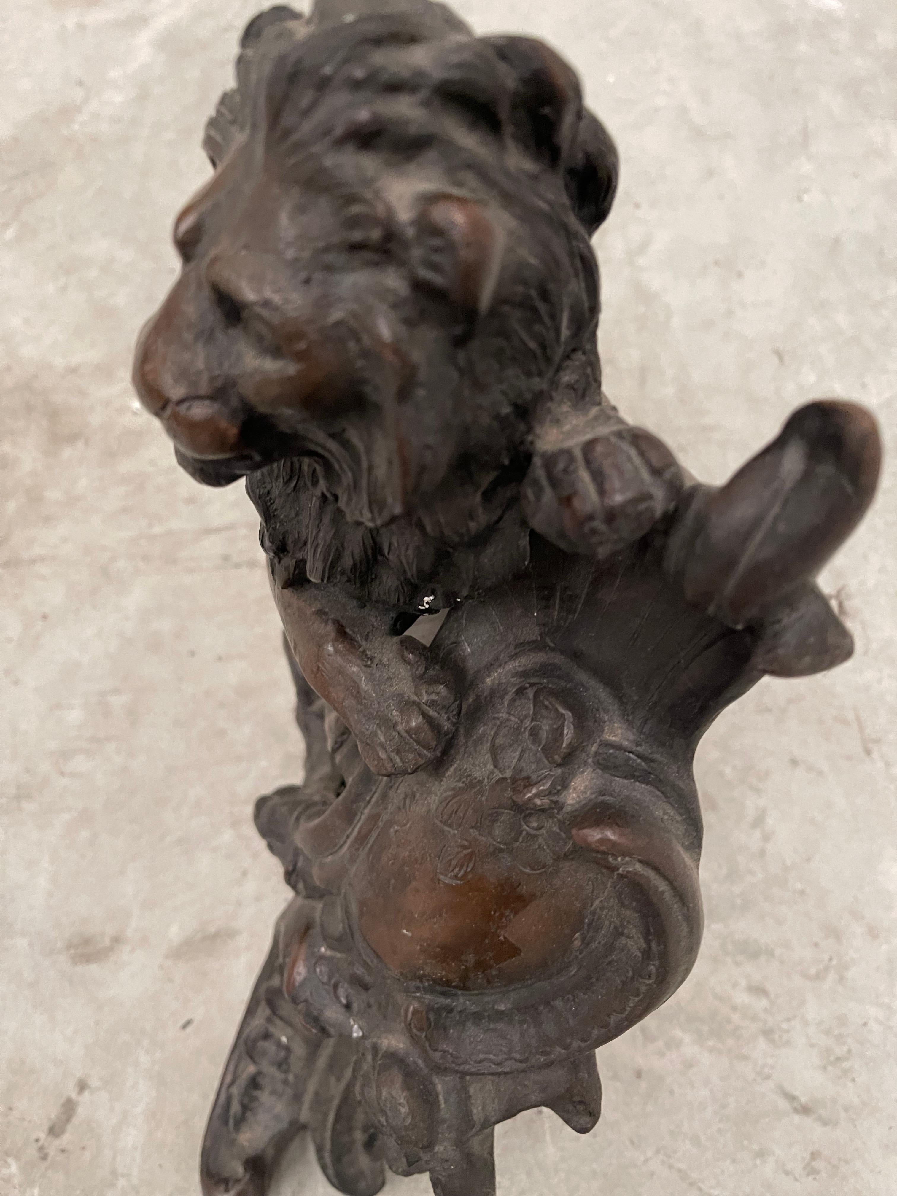 Late 20th Century Chenet en forme de lion surmontant un écusson bronze For Sale