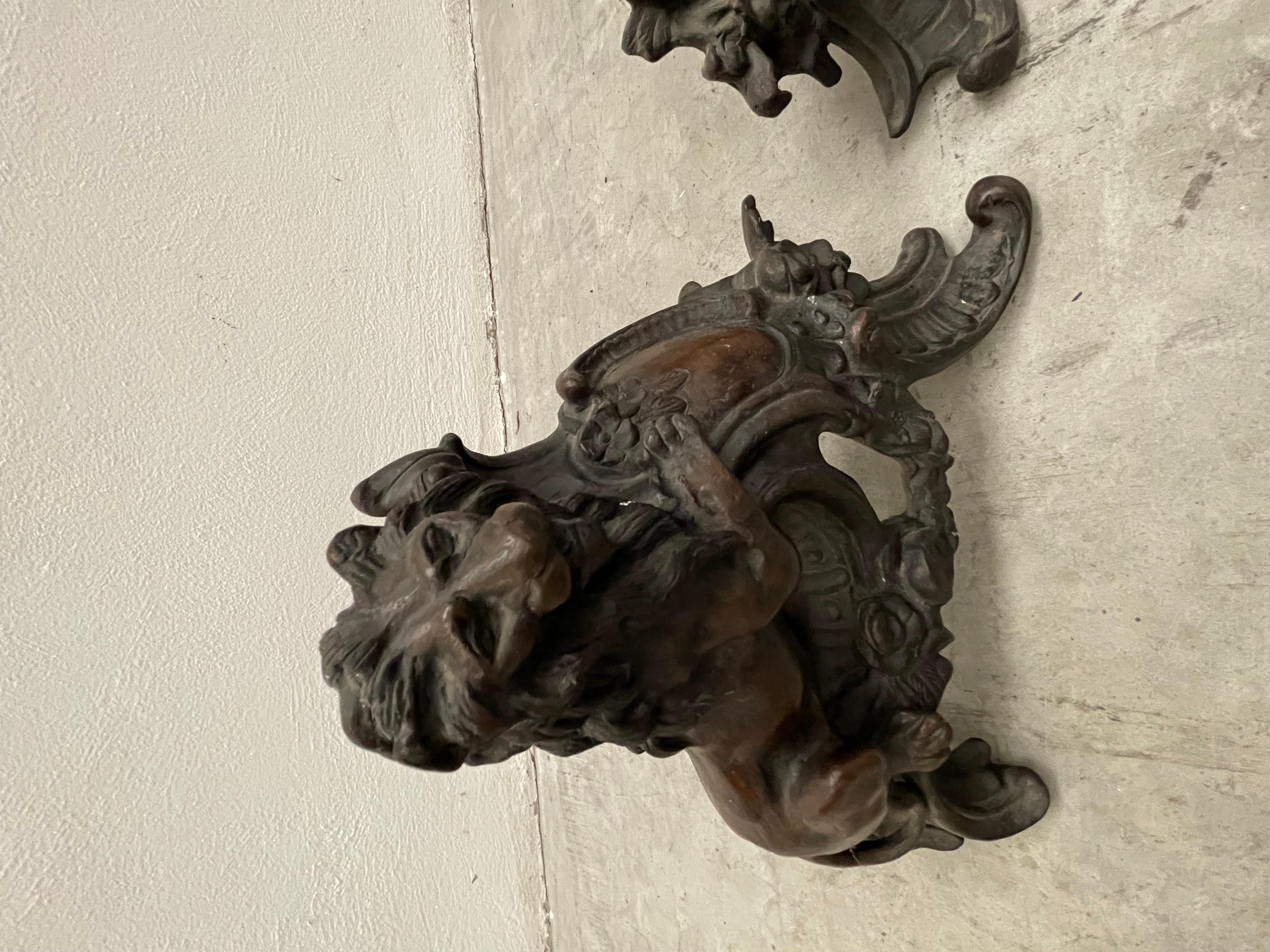 Chenet en forme de lion surmontant un écusson bronze For Sale 1