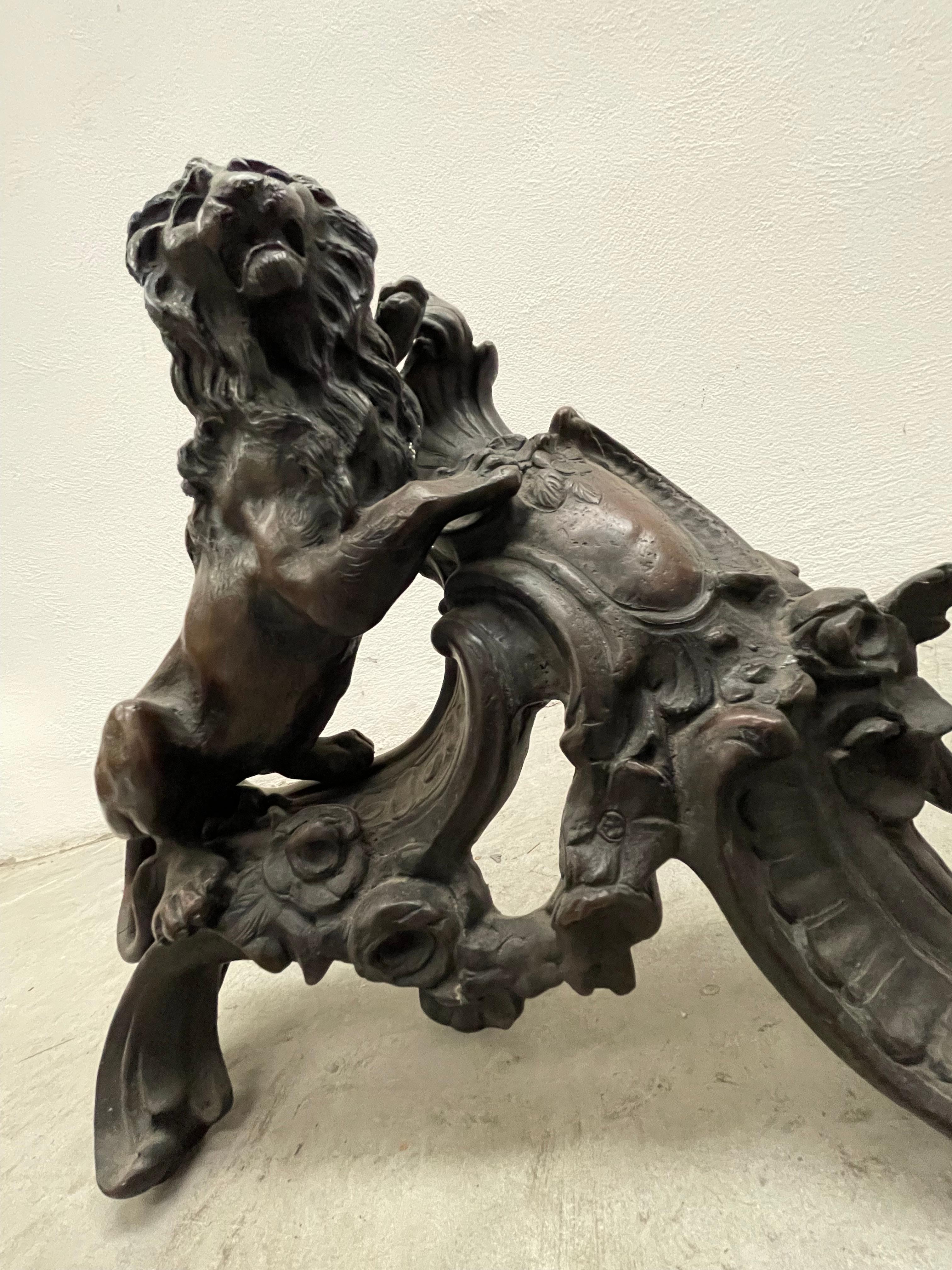 Chenet en forme de lion surmontant un écusson bronze For Sale 3