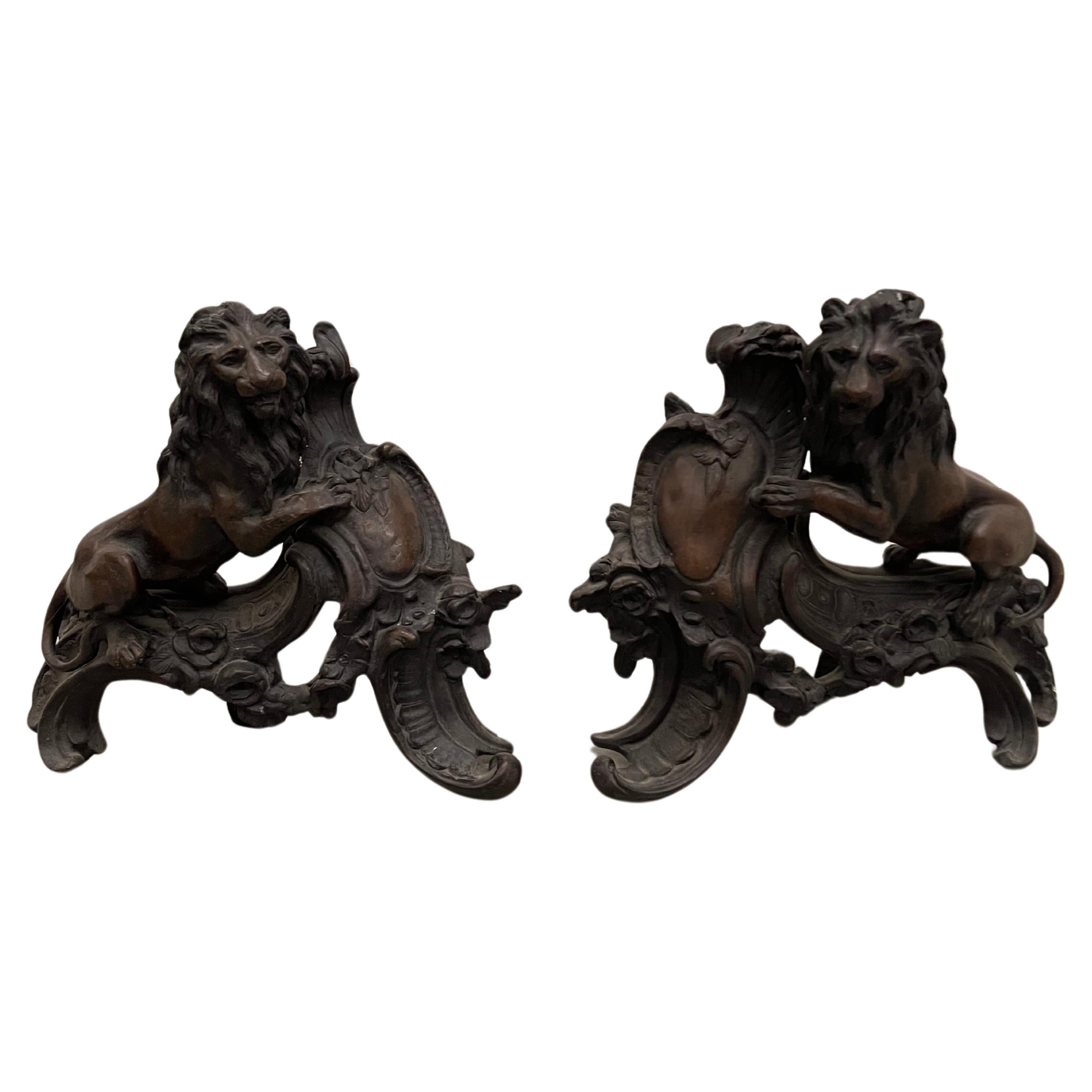 Chenet en forme de lion surmontant un écusson bronze For Sale