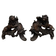 Chenet in Form eines Löwen, der auf einem Bronzekuss sitzt