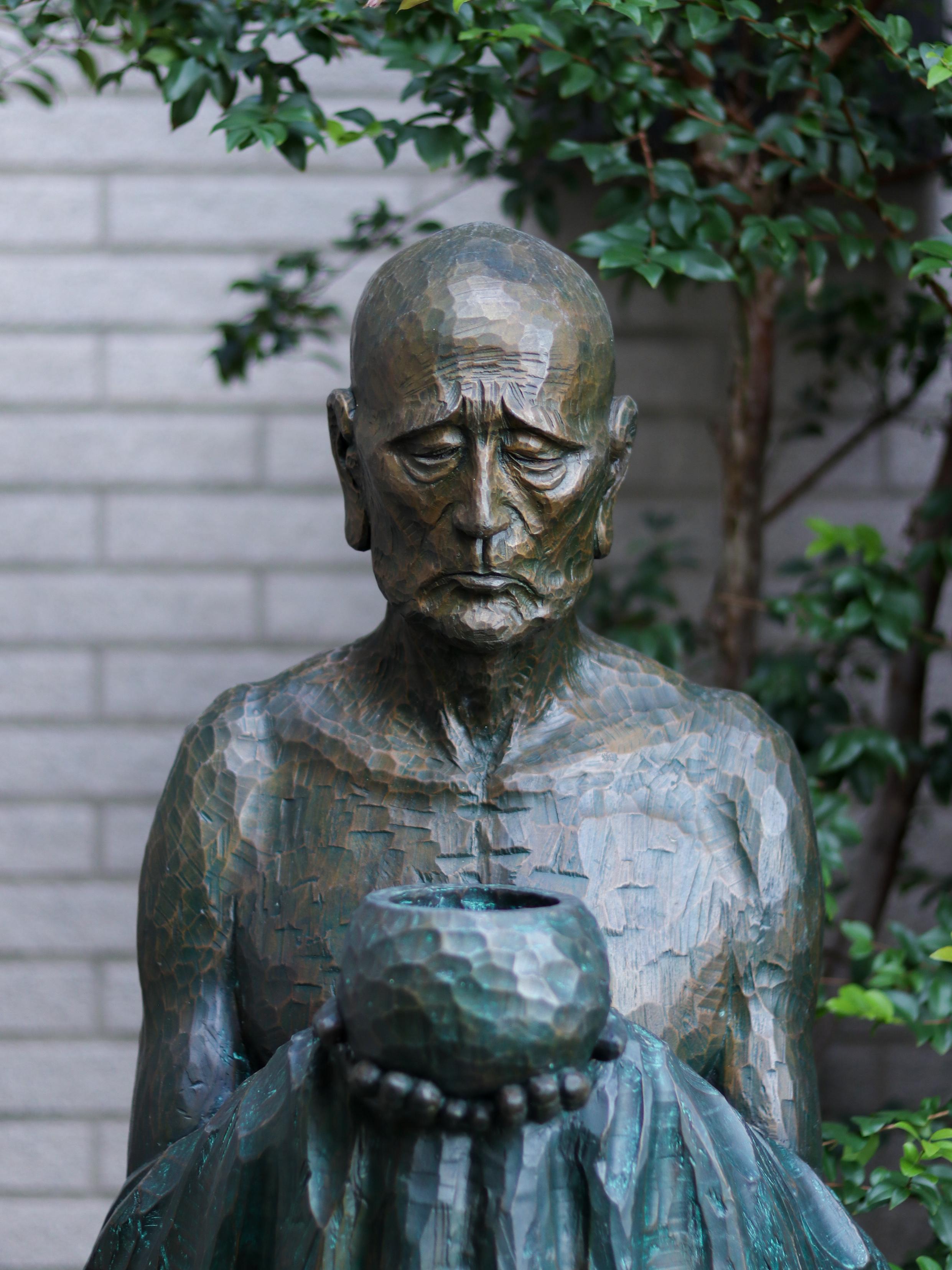 Bol à aumônes - Sculpture contemporaine en bronze en vente 7