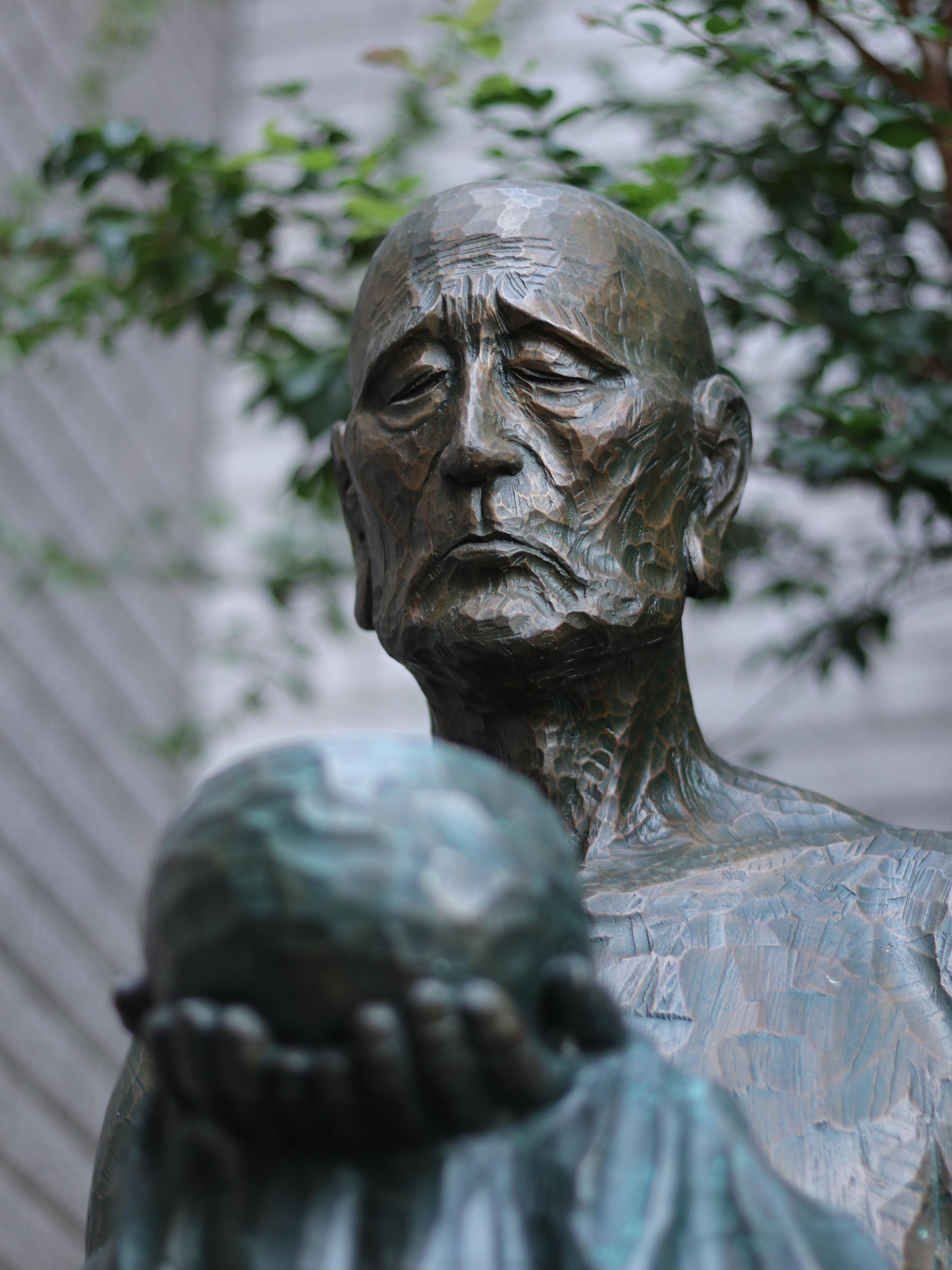 Bol à aumônes - Sculpture contemporaine en bronze en vente 8