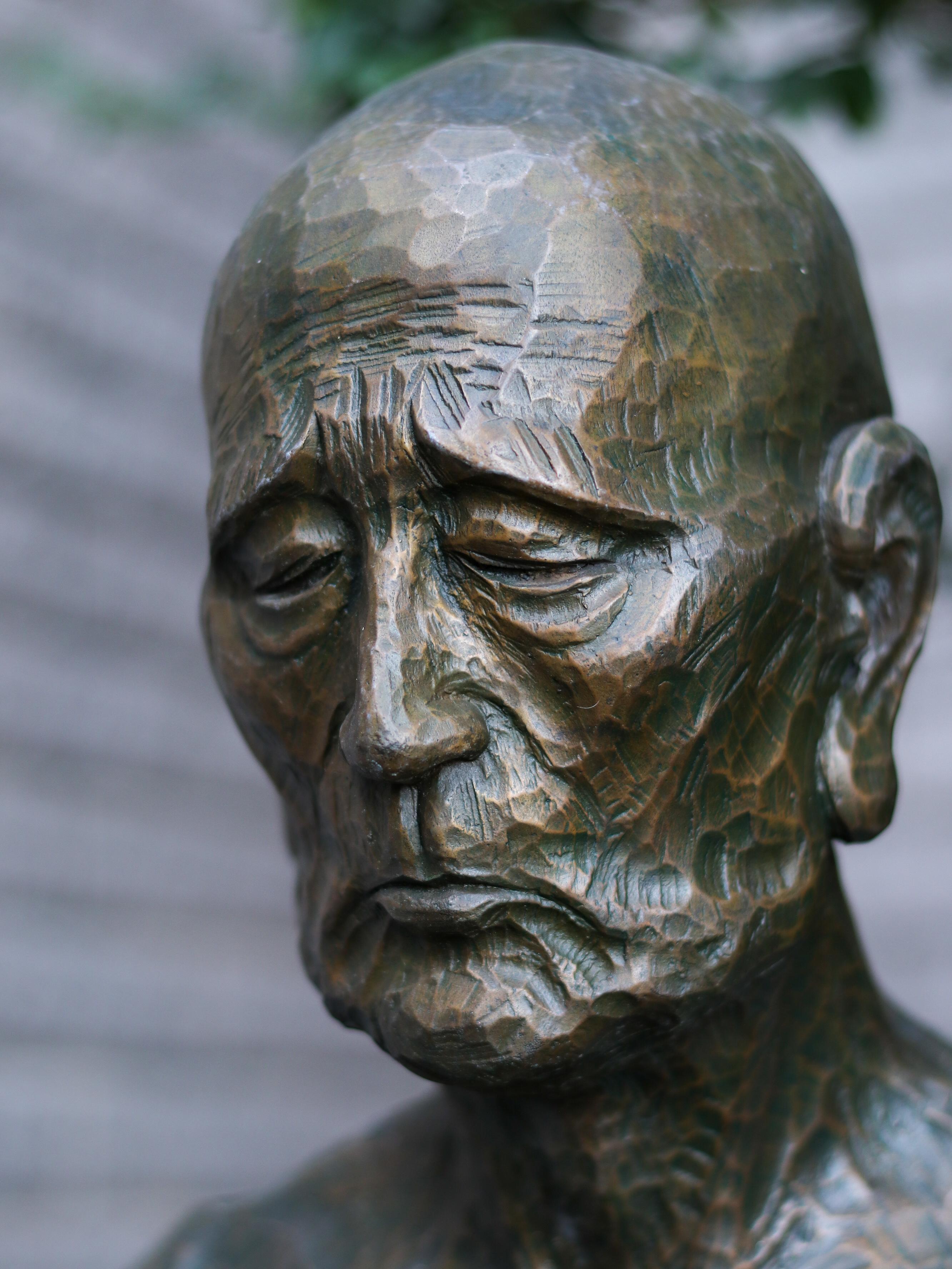 Bol à aumônes - Sculpture contemporaine en bronze en vente 9