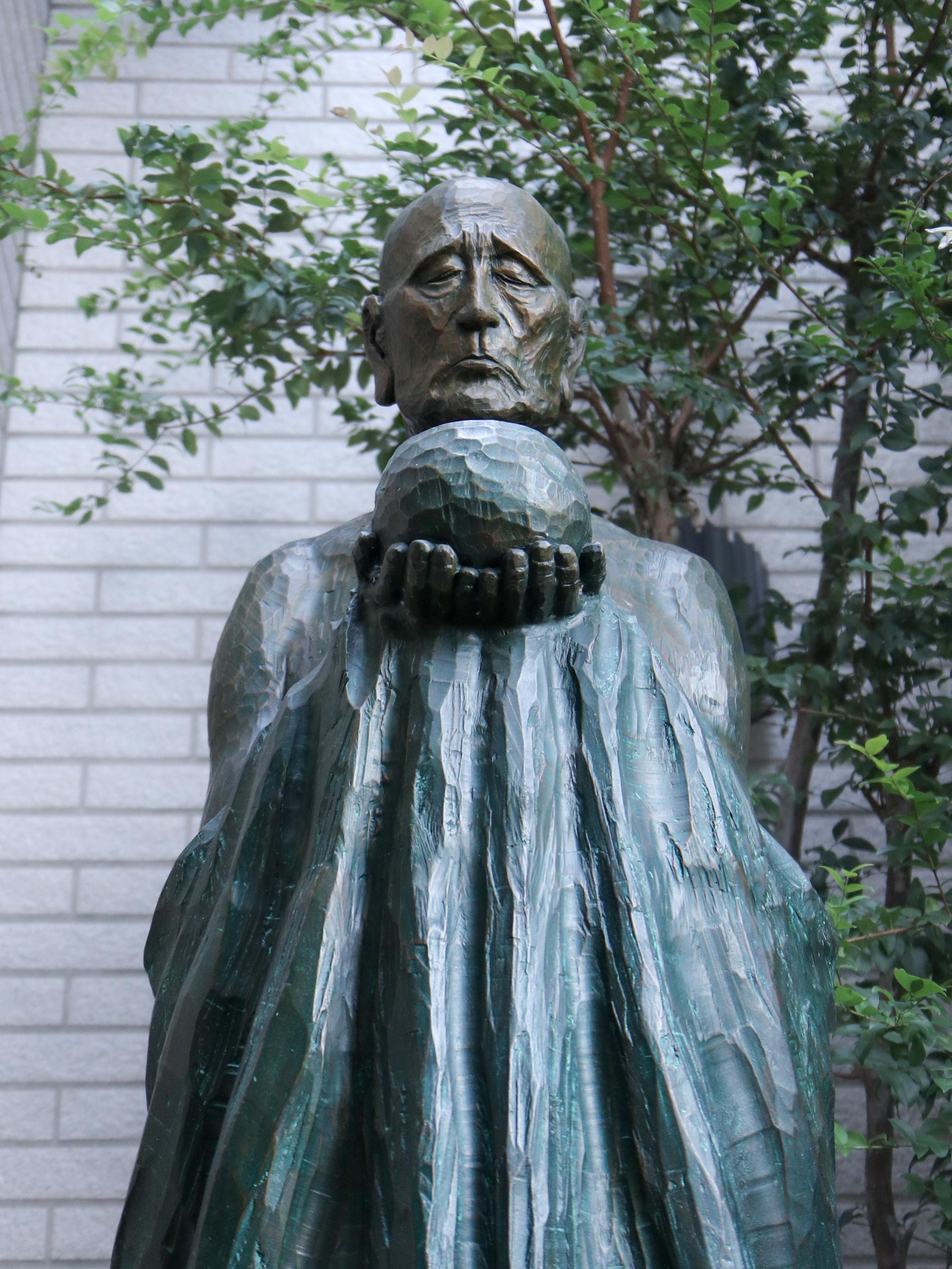 Bol à aumônes - Sculpture contemporaine en bronze en vente 10