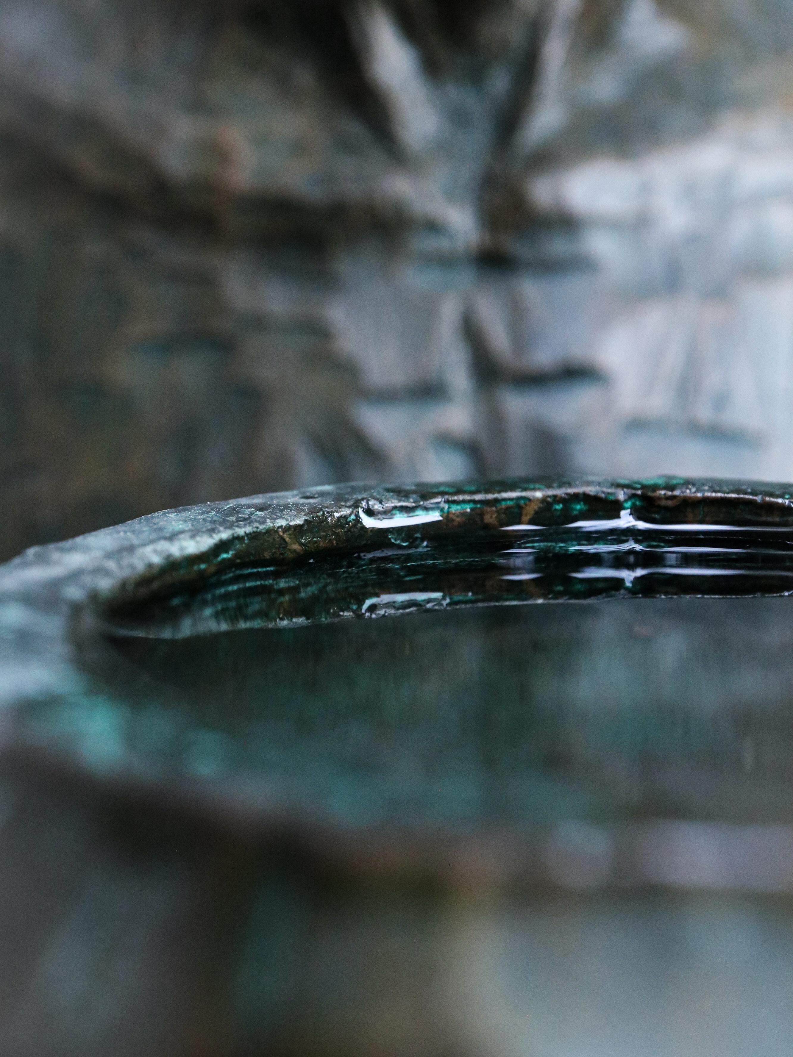 Bol à aumônes - Sculpture contemporaine en bronze en vente 11