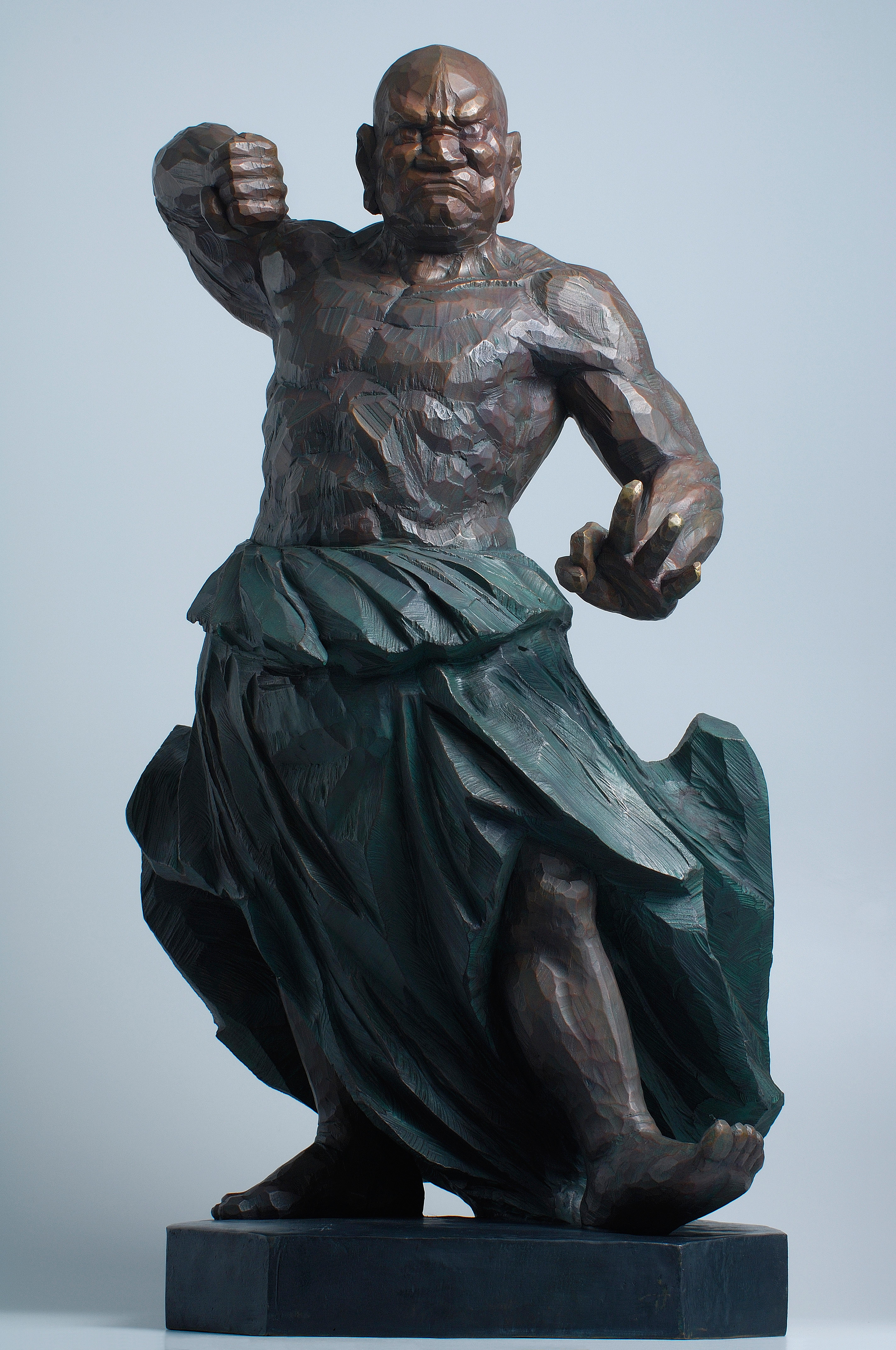 Alle porte dei templi, i Guardiani Vajra, o Nio, si ergono come protettori del Dharma e guardiani degli esseri senzienti. Le loro forme feroci non hanno lo scopo di incutere paura, ma di ispirare sicurezza, stabilità e compassione. In questa coppia
