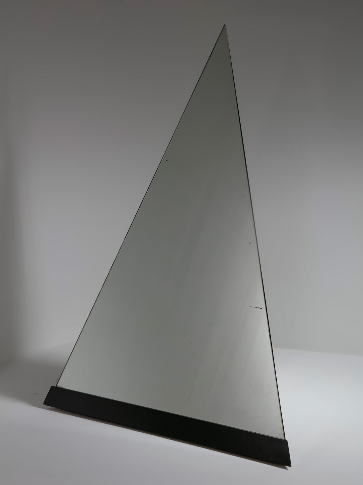 Seltener Bodenspiegel Cheope von Giuseppe Raimondi für Crystal Art.
Totemisches Element, bestehend aus zwei schwarzen Laminatseiten und einer schrägen verspiegelten Glasfläche.
Dieses Stück kann auf seinen drehbaren Rädern frei bewegt werden.