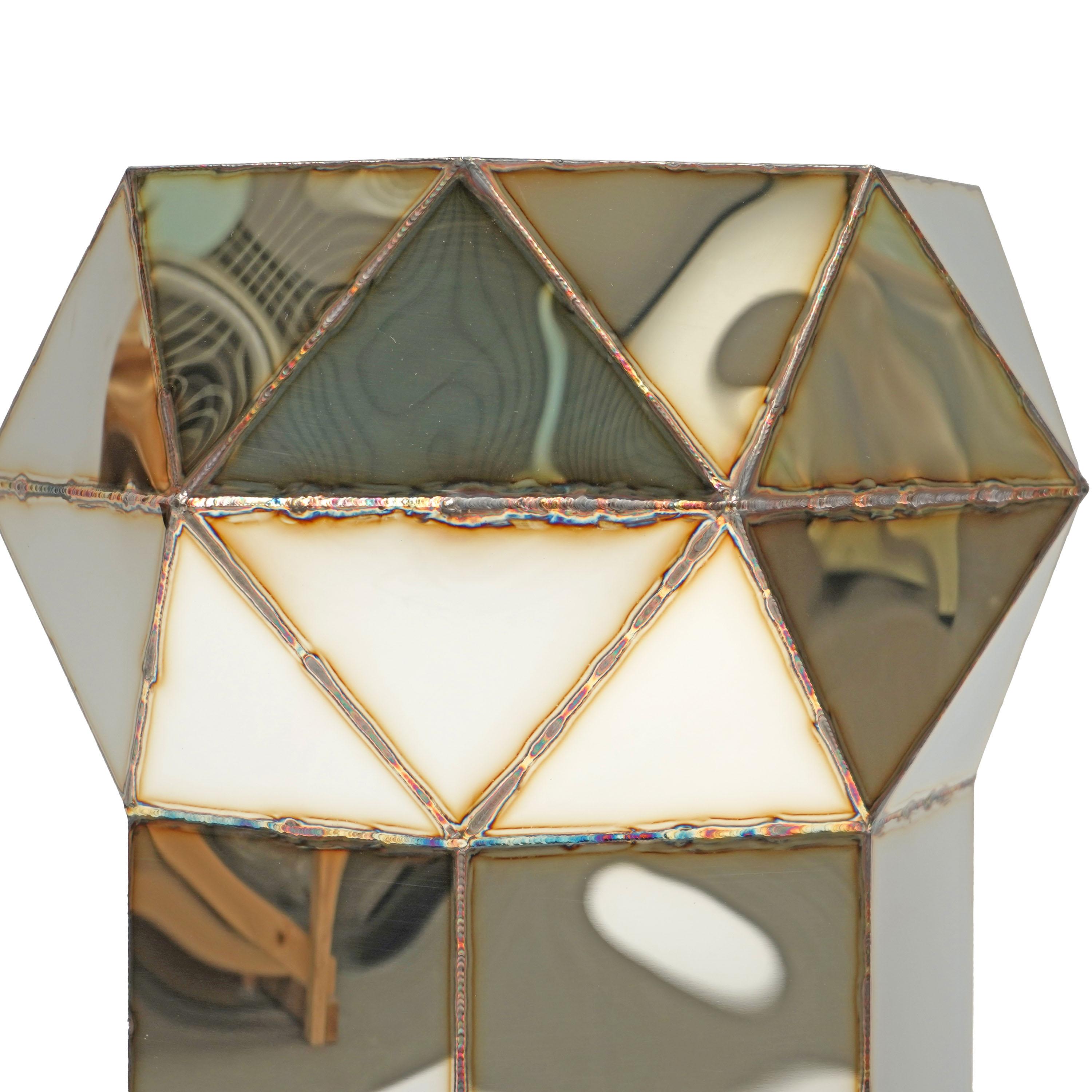 Base de table Chequer en acier inoxydable soudé poli miroir par Julian Mayor
Édition limitée à 8 exemplaires + AP.
Dimensions : D 50 x L 50 x H 74 cm. 
MATERIAL : Acier inoxydable poli miroir.

Julian Mayor est un artiste et designer britannique