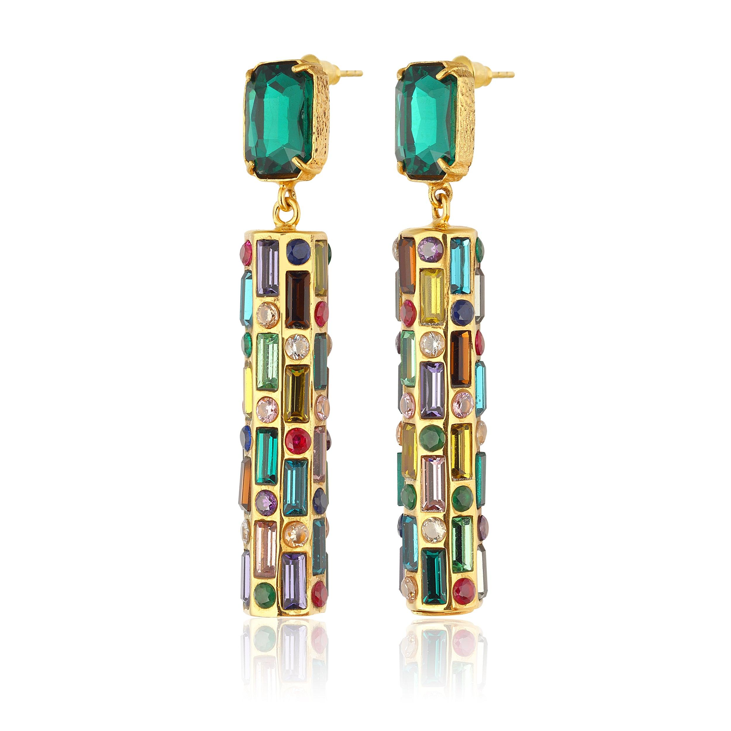 - Diseño único**: Los Pendientes Cher presentan un diseño excepcionalmente único: pendientes cilíndricos adornados con piedras Swarovski brillantes de varios tamaños, un estilo que no encontrarás en ningún otro sitio.

- Pieza llamativa**: Diseñados