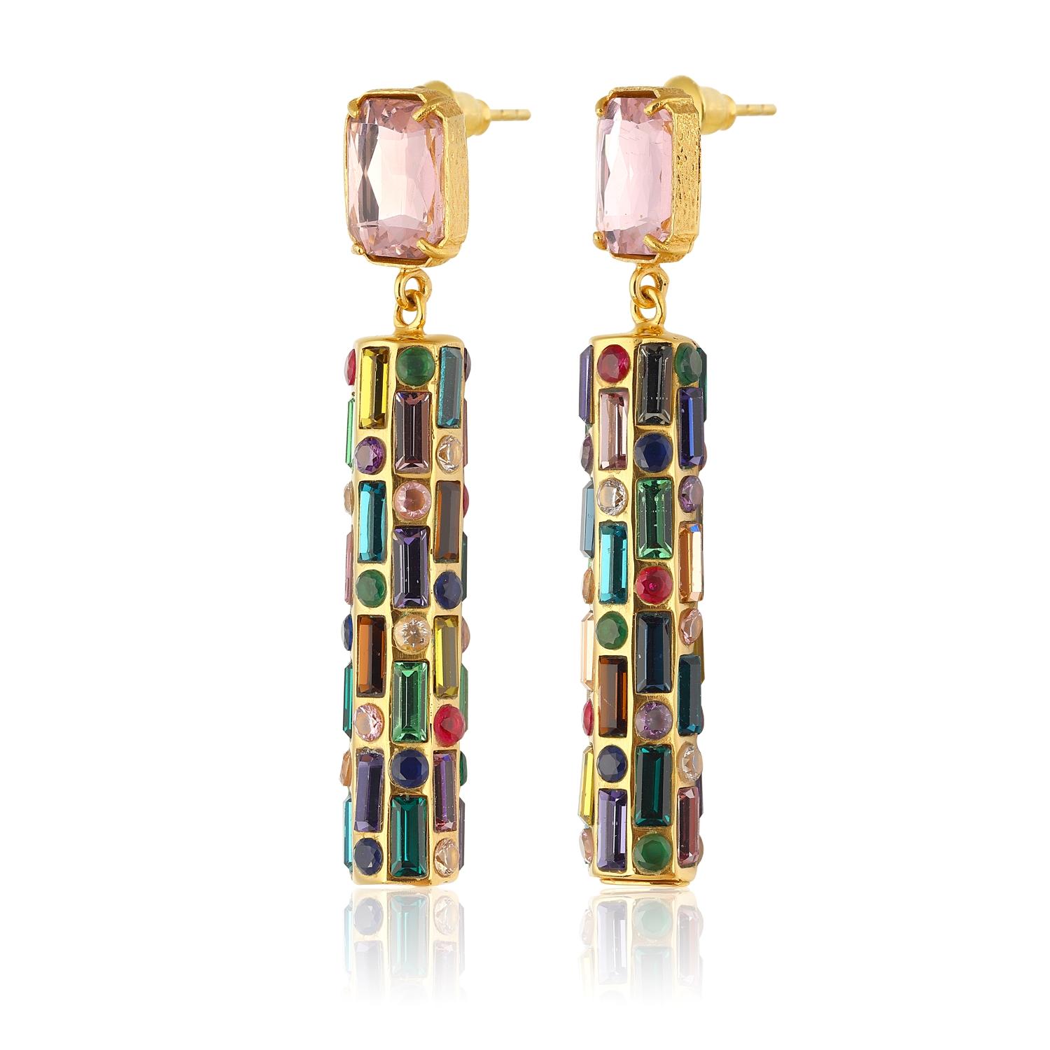 - Diseño único**: Los Pendientes Cher presentan un diseño excepcionalmente único: pendientes cilíndricos adornados con piedras Swarovski brillantes de varios tamaños, un estilo que no encontrarás en ningún otro sitio.

- Pieza llamativa**: Diseñados
