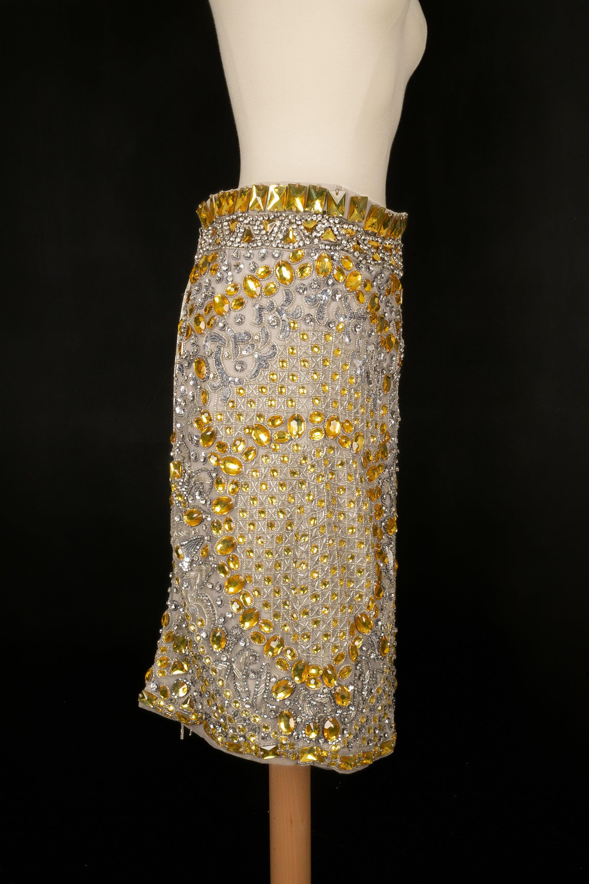 Cher Michel Klein- Brownish-grey tulle skirt embroidered with silvery and golden pearls and sequins. Size 36FR.

Additional information:
Condition: Very good condition
Dimensions: Waist: 37 cm - Length: 57 cm

Seller Reference: FJ216