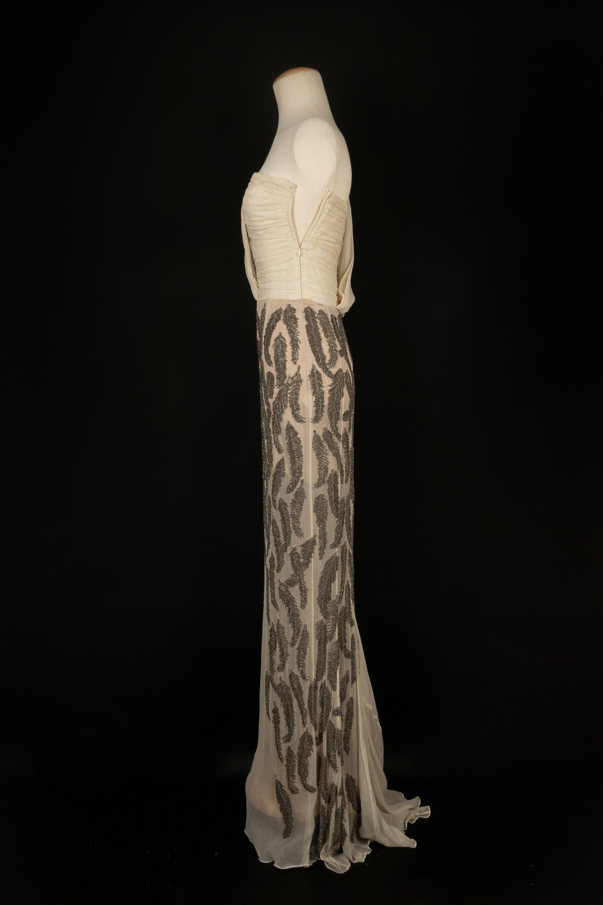 Cher Michel Klein - Robe plissée brodée de perles grises avec une courte traîne dans le dos. Taille 36FR.

Informations complémentaires :
Condit : Très bon état.
Dimensions : Poitrine : 48 cm - Taille : 33 cm - Longueur : de 150 cm à 170
