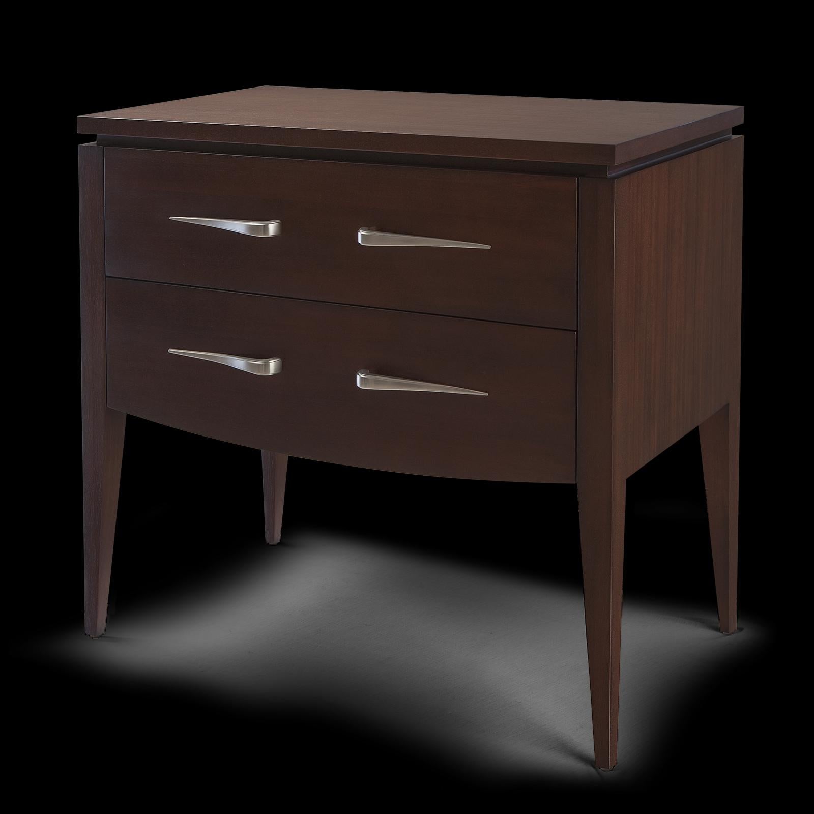 Side table or nightstand Cheraton in solid mahogany
wood and engineered wood construction. With veneered
mahogany top and with 2 drawers with easy glide.