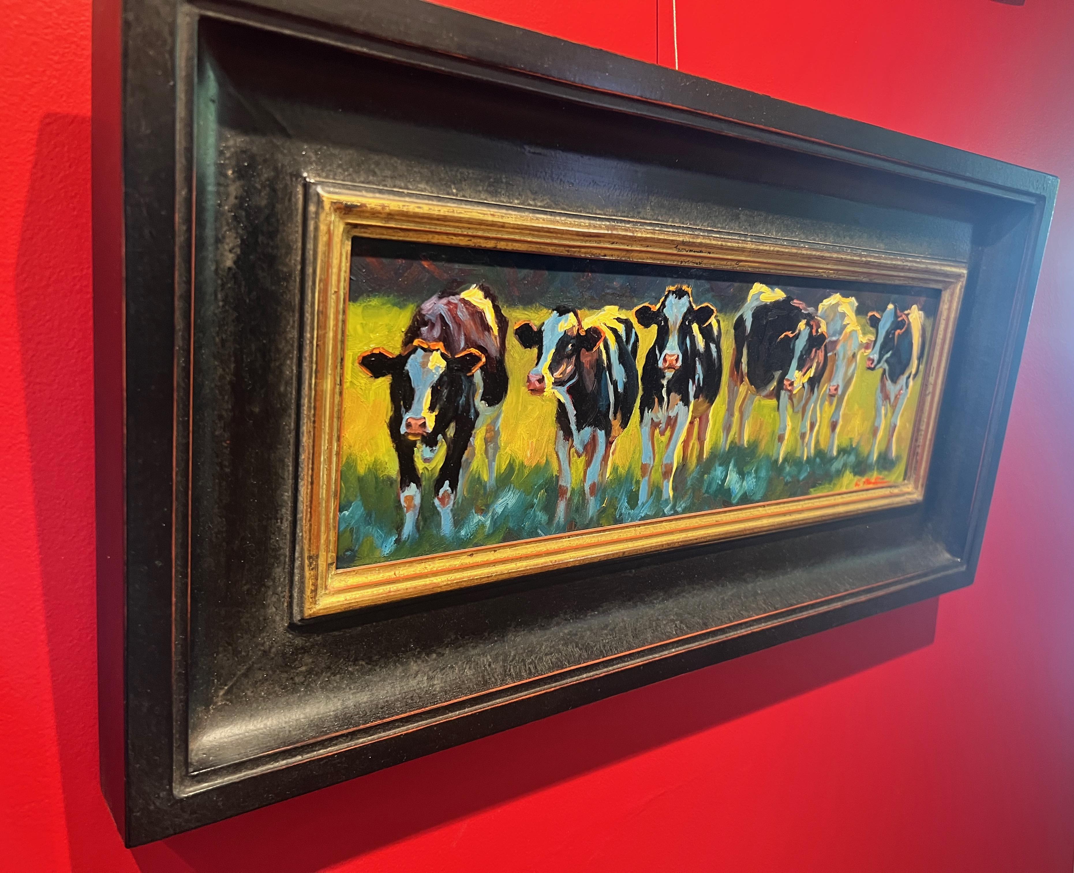 Peinture à l'huile «owgirls » représentant des vaches noires et blanches en rang avec de l'herbe derrière - Painting de Cheri Christensen