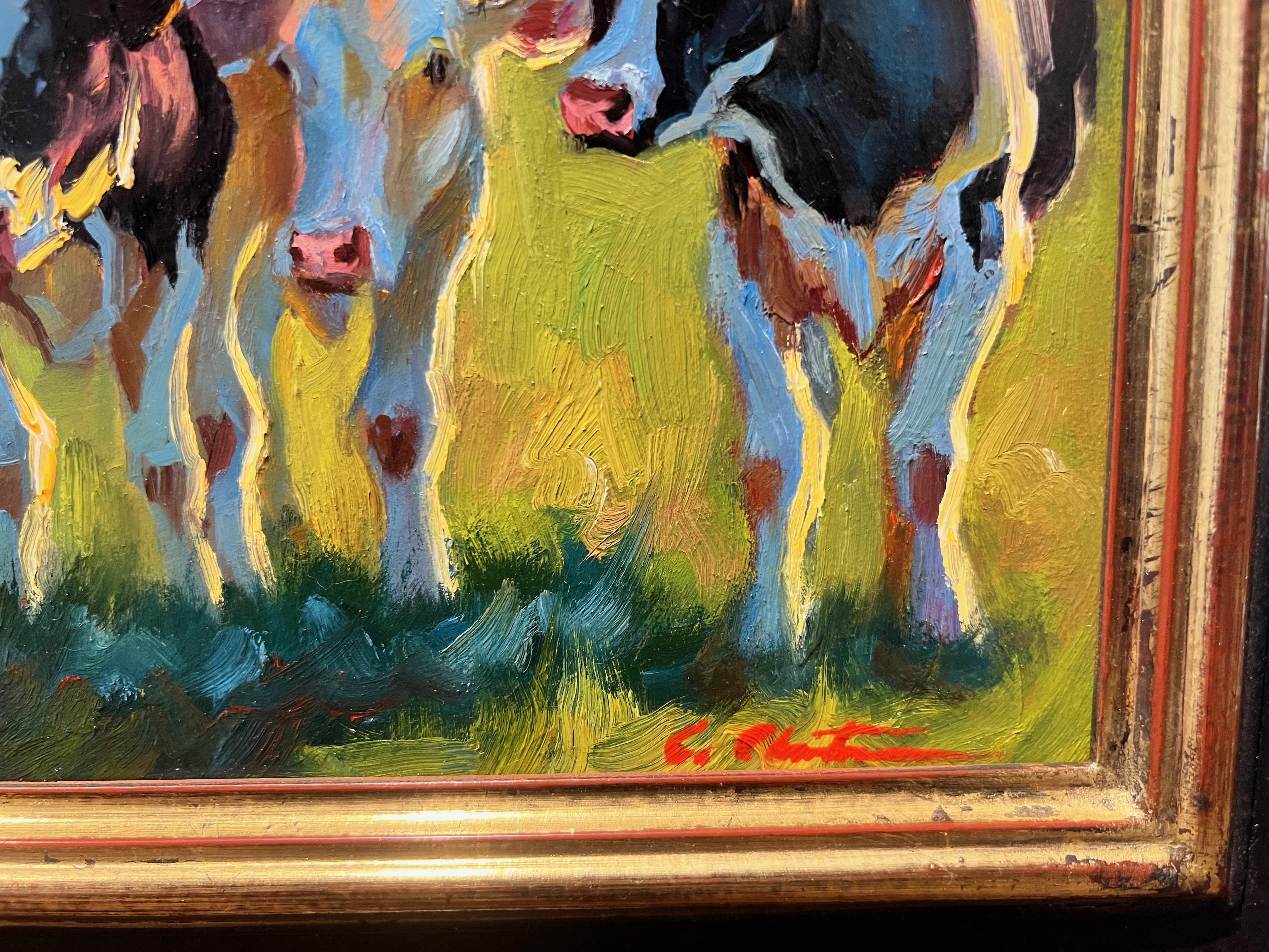 „Cowgirls“, Ölgemälde mit schwarzen und weißen Kühen in einer Reihe mit Gras hinter (Schwarz), Animal Painting, von Cheri Christensen
