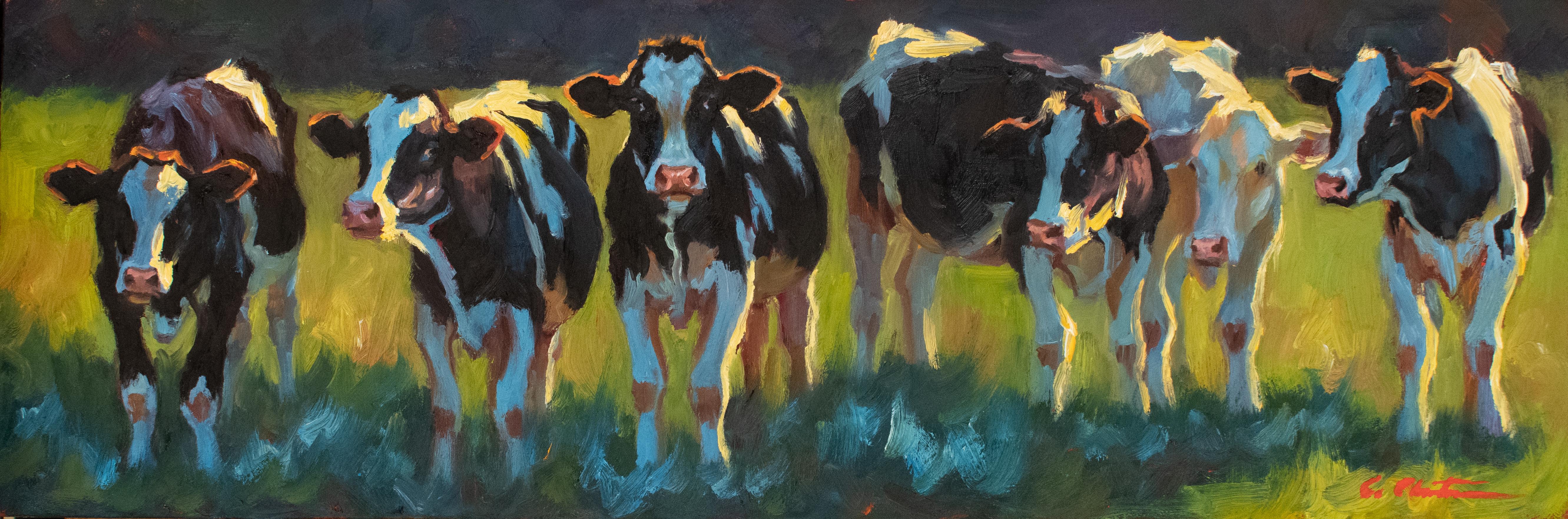 Cheri Christensen Animal Painting – „Cowgirls“, Ölgemälde mit schwarzen und weißen Kühen in einer Reihe mit Gras hinter