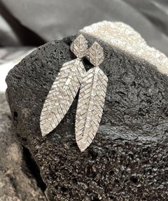Cherished Charm Pendientes de gota de oro blanco de 14 quilates Leaf Dusters