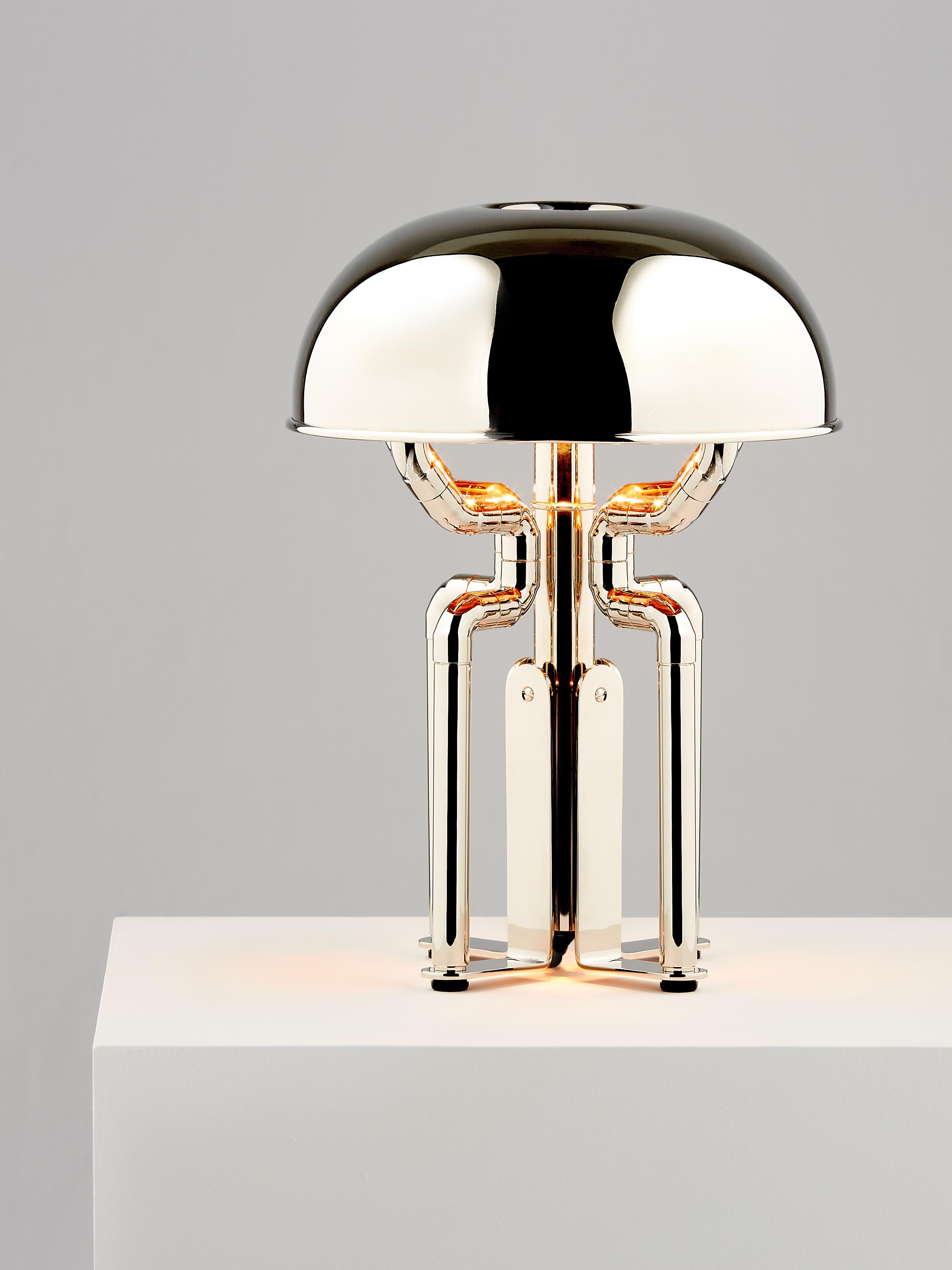 And Objects, studio de design de produits fondé par Martin Brudnizki et Nick Jeanes et basé à Londres.

Avec sa finition en nickel poli et son abat-jour intérieur en cuivre, la lampe de bureau Cheriton rayonne d'un éclat d'or rose. Son abat-jour