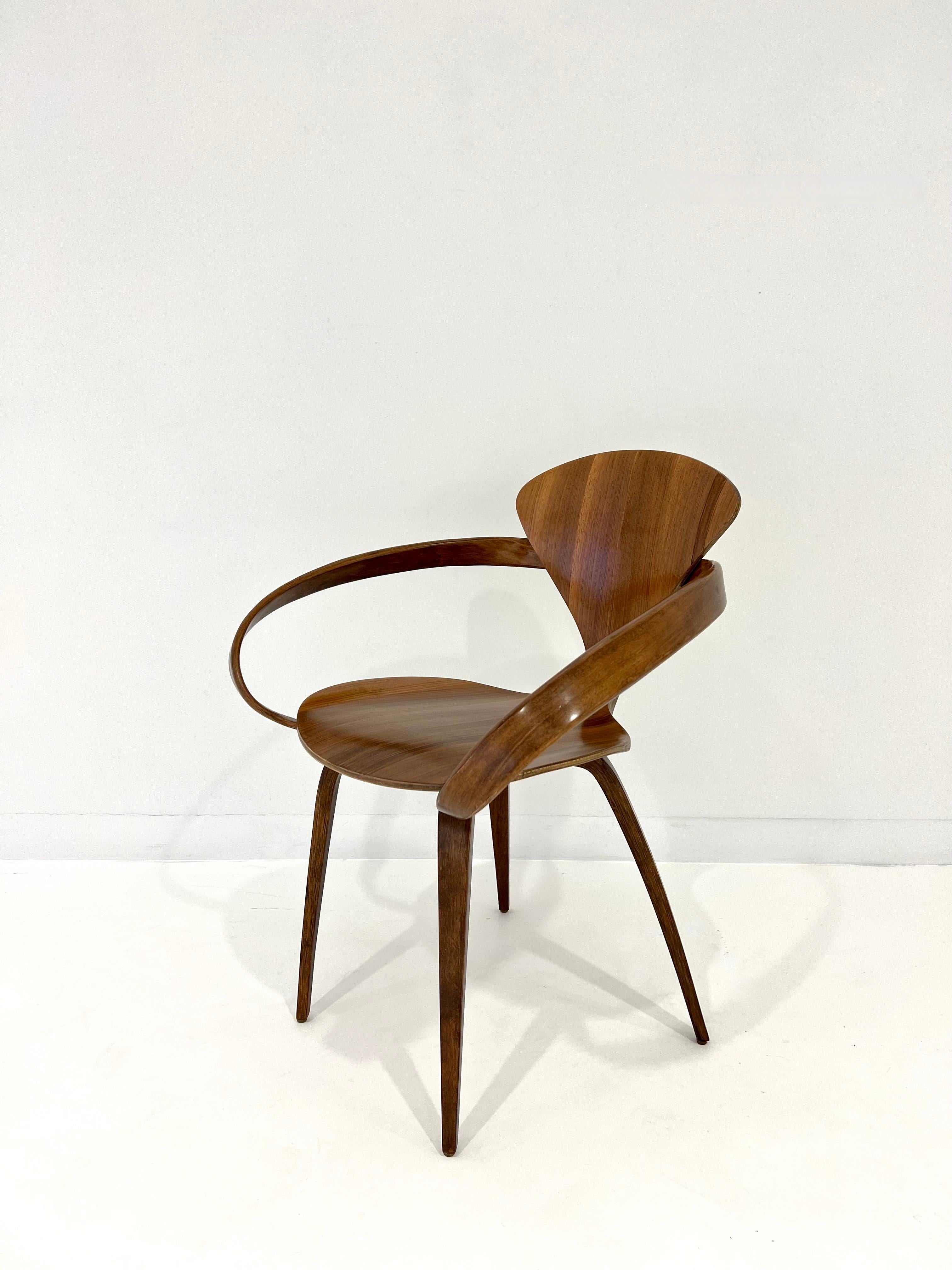 El sillón Cherner de Norman Cherner. Se introdujo originalmente en 1958.
El sillón combina con elegancia una carcasa única de contrachapado moldeado de grosor decreciente, un brazo macizo de nogal curvado y una base de madera laminada.