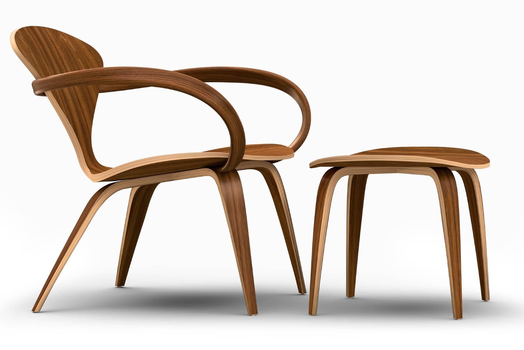 Der von Benjamin Cherner entworfene Loungesessel mit Ottomane ist die neueste Ergänzung der Cherner-Sitzmöbelkollektion. Die Schale aus geformtem Sperrholz, die Armlehnen aus massivem Bugholz und der Sockel aus Schichtholz bilden eine dynamische,