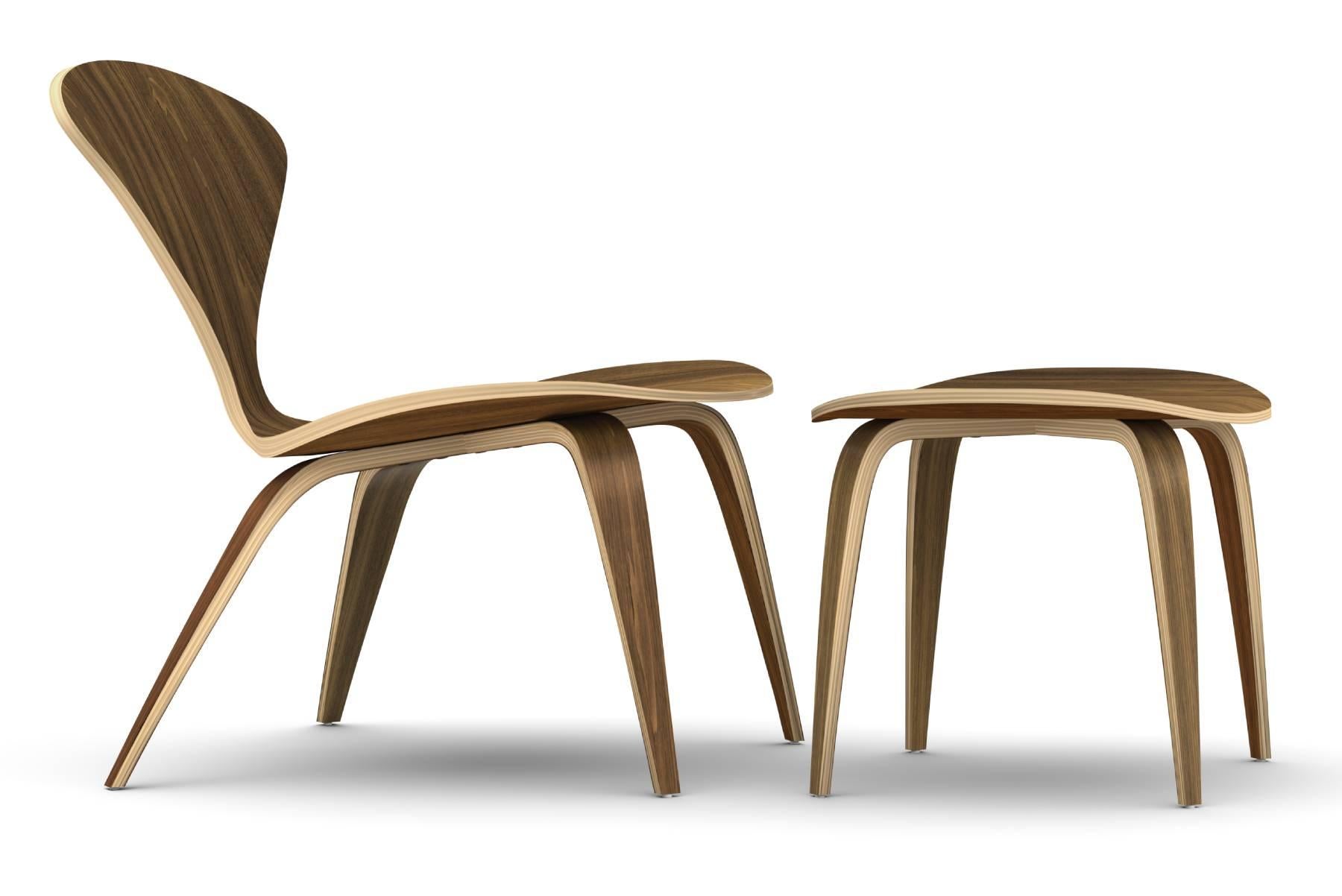 La chaise longue et l'ottoman conçus par Benjamin Cherner sont les dernières nouveautés de la collection de sièges Cherner. Une coque en contreplaqué moulé, un bras en bois courbé massif et une base en bois laminé sont combinés pour produire une