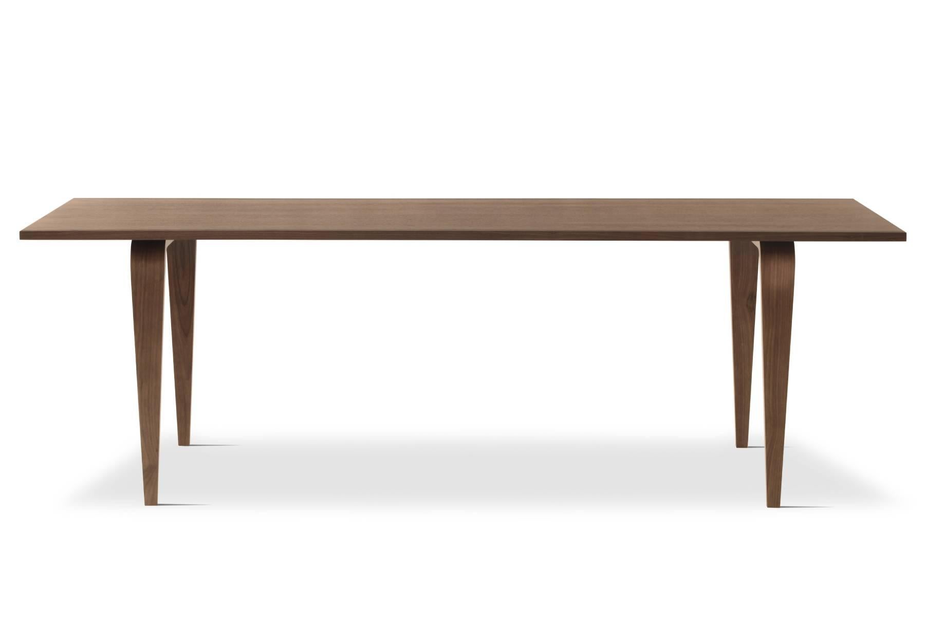 Introduites en 2003, les tables Cherner sont conçues par Benjamin Cherner pour compléter les sièges Cherner. Parfaites dans un cadre formel ou informel, les tables sont solides et légères. Les tables Cherner sont disponibles en formes ovale, ronde