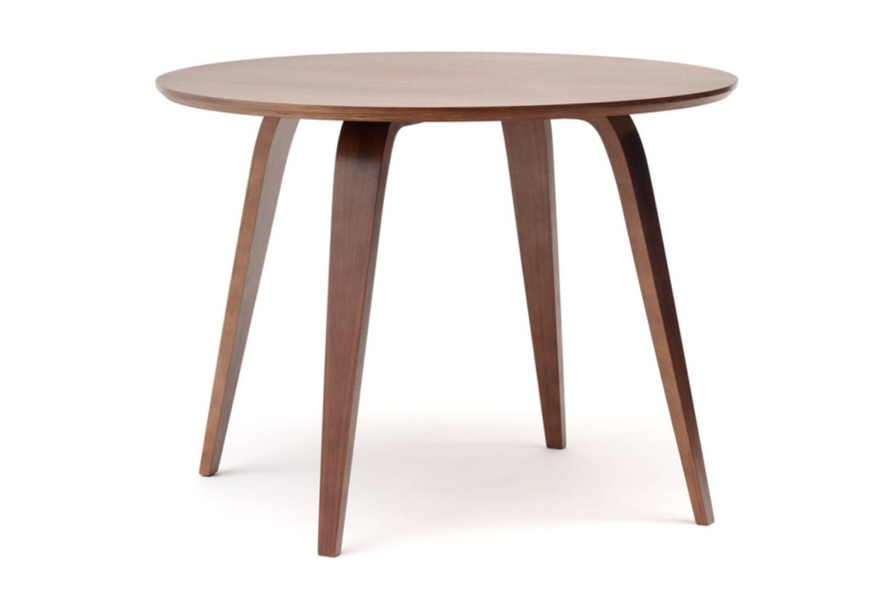 Die 2003 eingeführten Cherner-Tische wurden von Benjamin Cherner entworfen, um die Cherner-Sitzmöbel zu ergänzen. Die Tische eignen sich perfekt für formelle und informelle Anlässe und sind stabil und leicht. Cherner-Tische sind in ovaler, runder