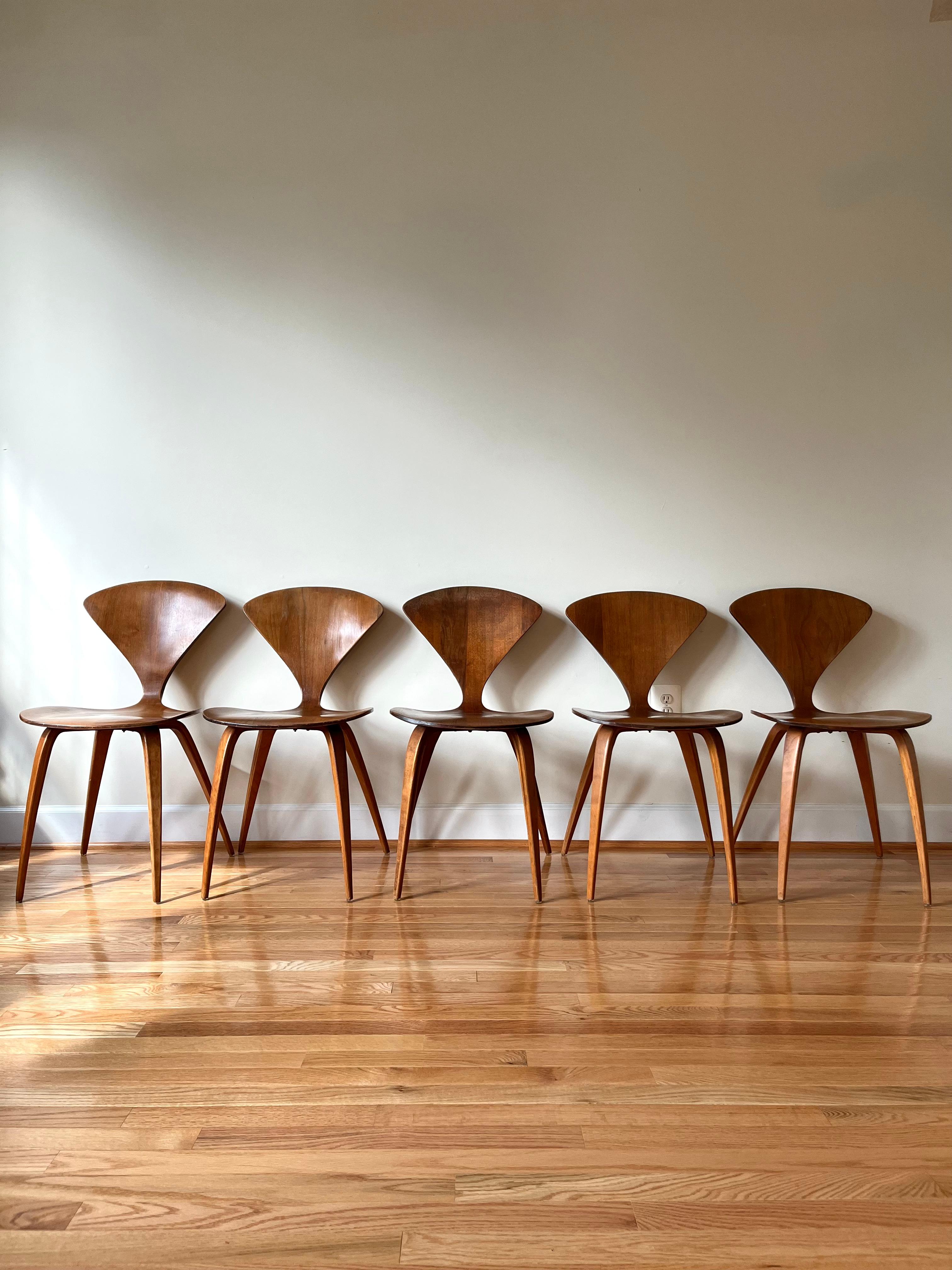 Iconic dining chairs designed by Norman Cherner for Plycraft in the United States in 1958. 

This set of five dining chairs are an early model of Cherner design with original condition.

Originally designed to make mid-century modern design