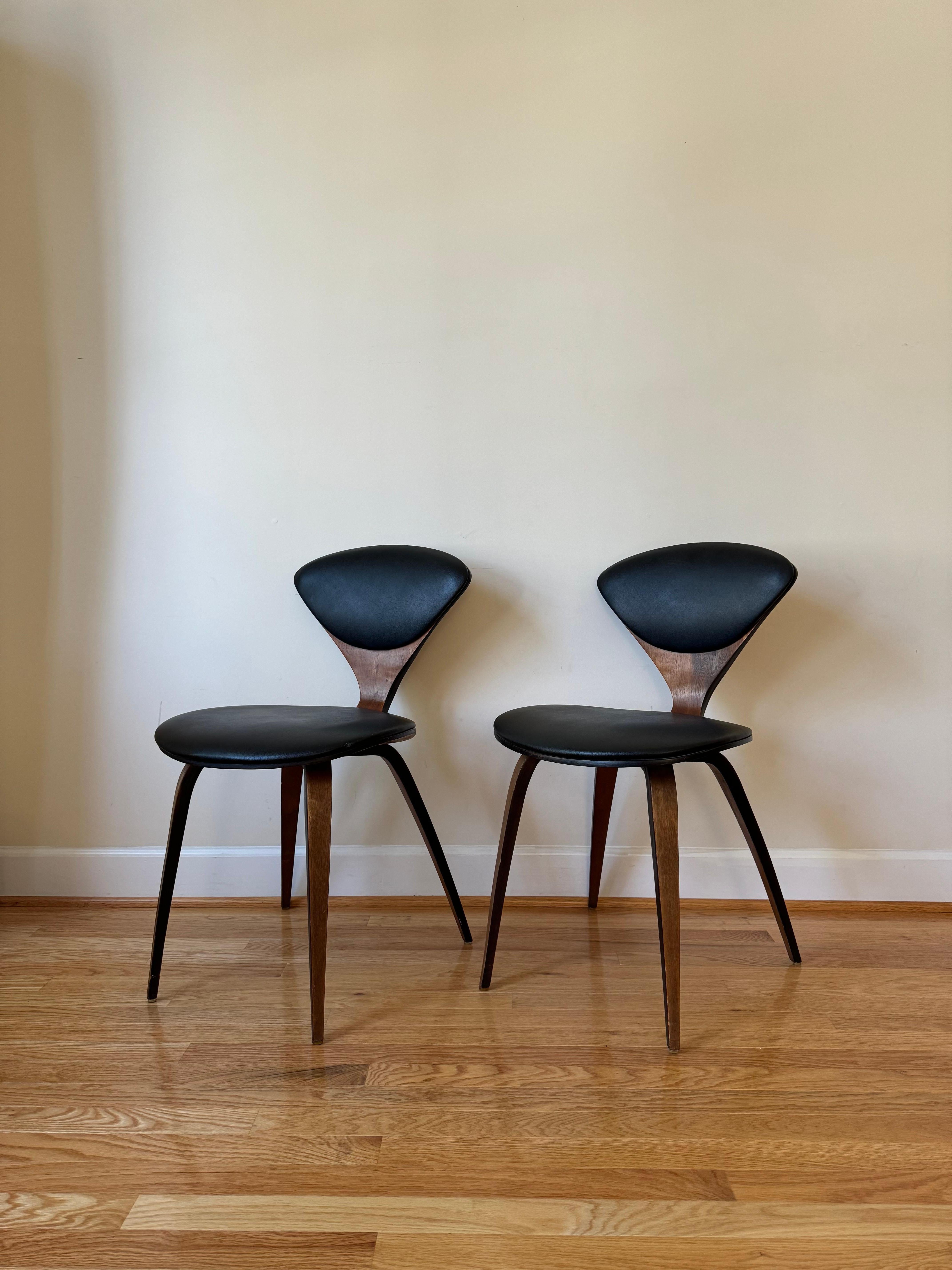 Iconic dining chairs designed by Norman Cherner for Plycraft in the United States in 1958. 
This dining chairs are early models of Cherner design with original condition.
Originally designed to make mid-century modern design accessible to the