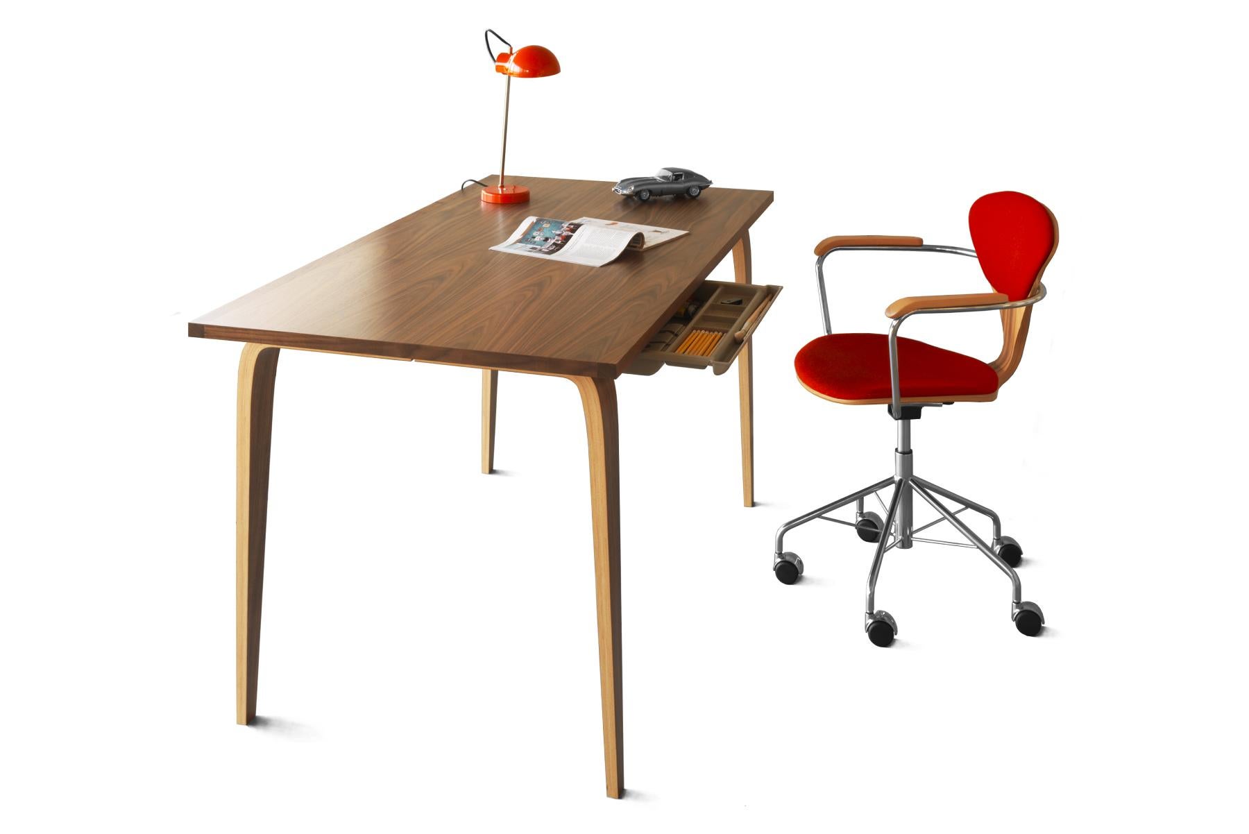 Der neue Studio-Schreibtisch ist für Designer konzipiert. Erhältlich in zwei Größen, passend für Ihren Arbeitsbereich. Die Konstruktion aus kreuzweise verleimtem Sperrholz und Massivholzkanten ist langlebig. Enthält eine Schublade für Stifte.