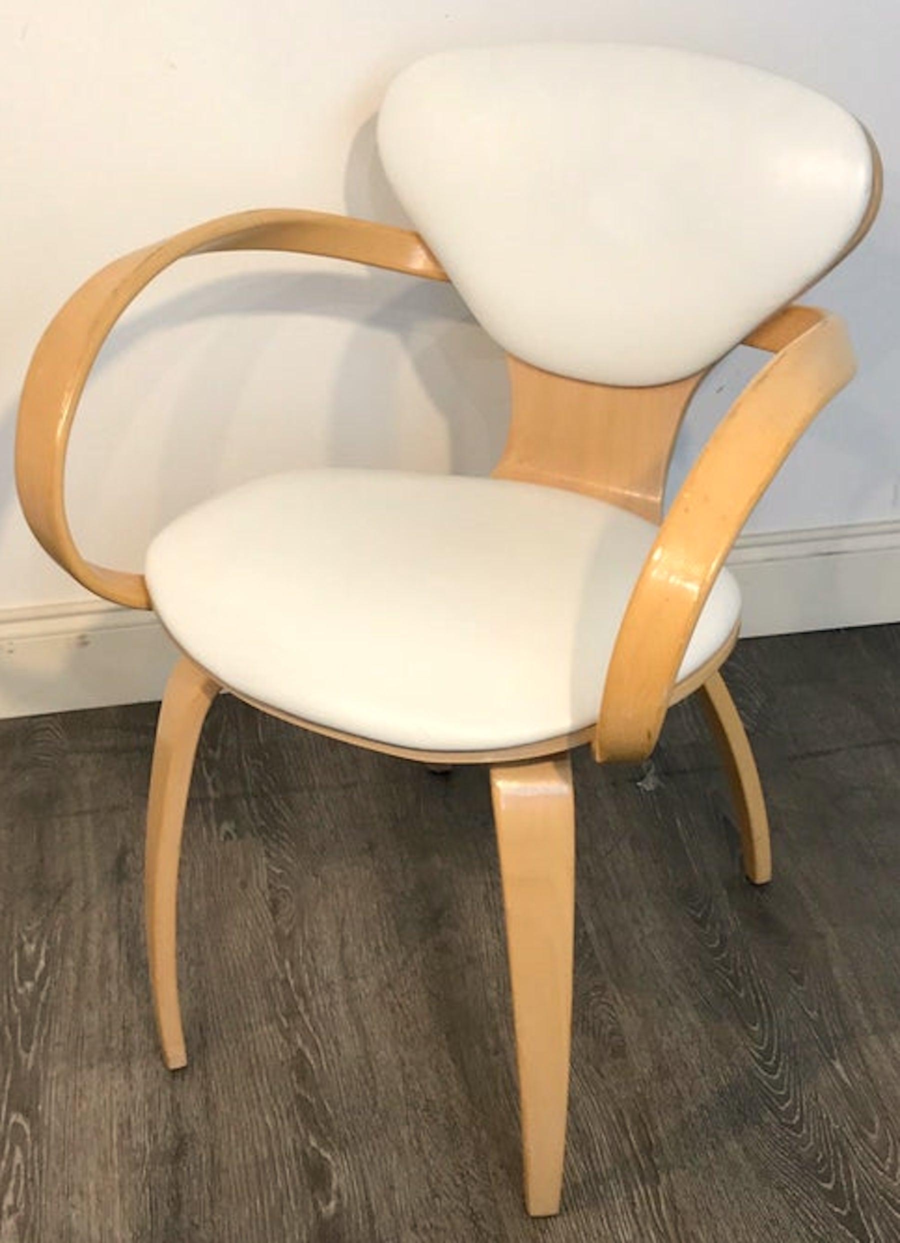 Cherner style natural beech armchair with white leather upholstery, 2 available
Sold individually
The seat is 19