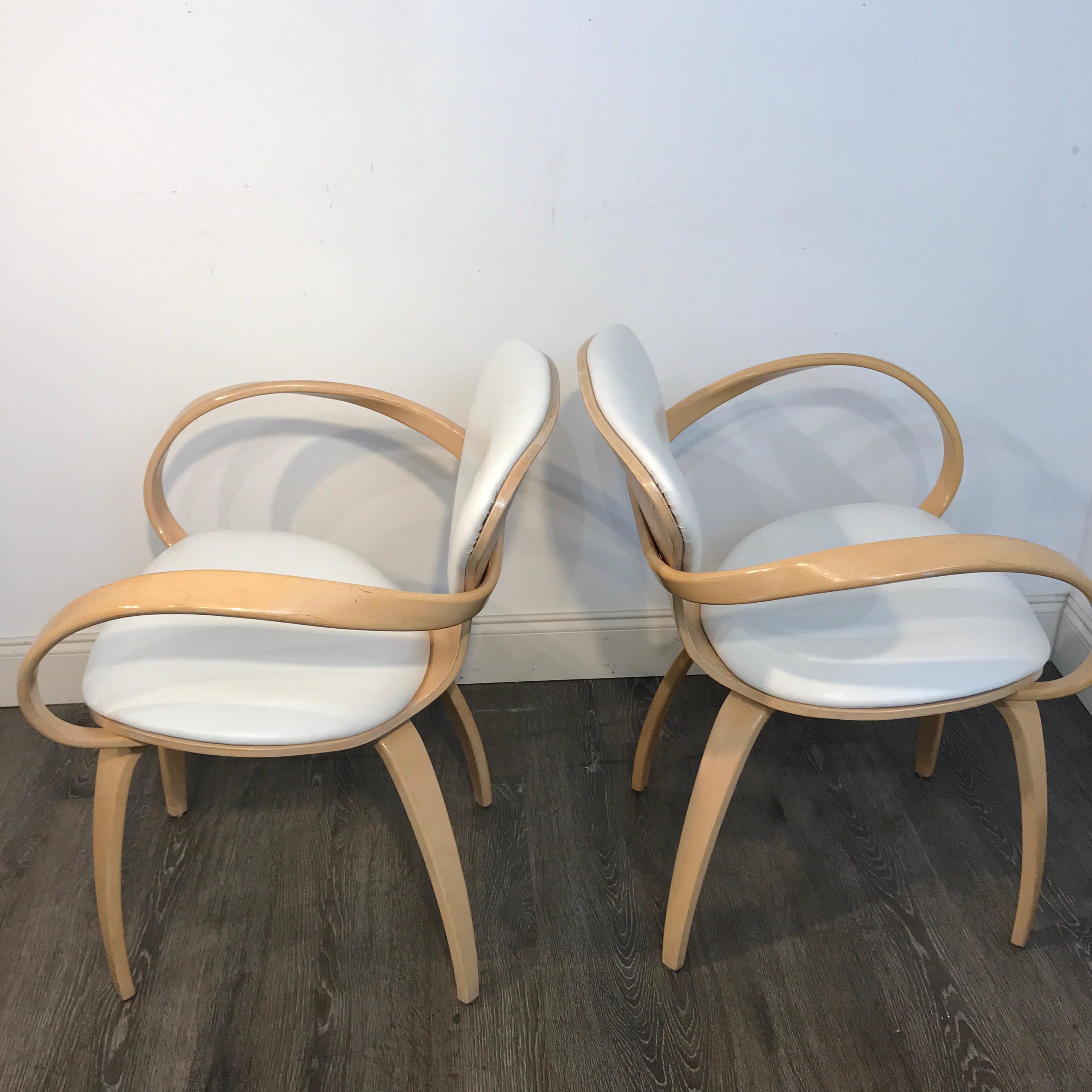 Sessel aus natürlicher Buche im Cherner-Stil mit weißer Lederpolsterung, 2 Stück verfügbar (Moderne) im Angebot