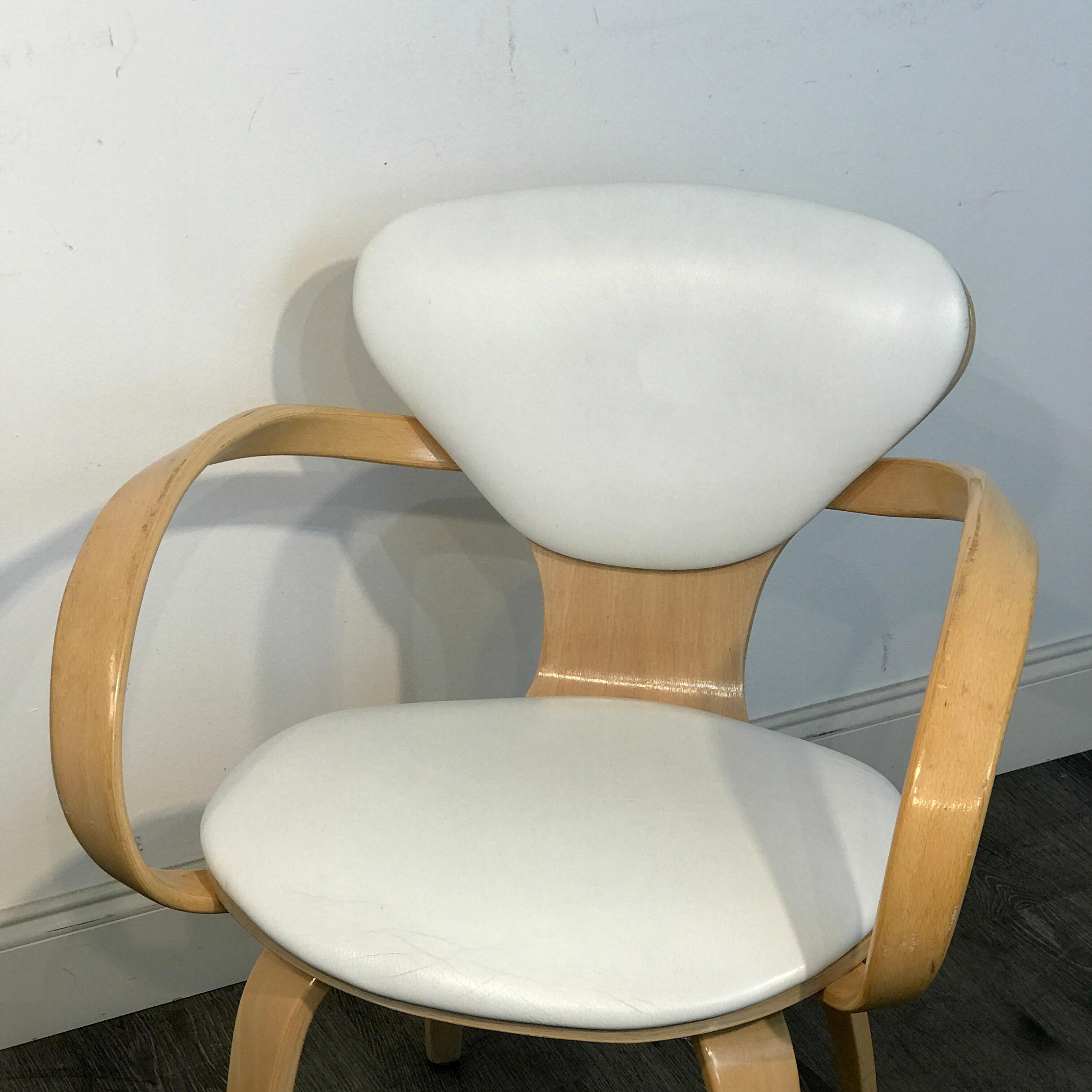 Cherner Style Natural Beech Armchair with White Leather Upholstery, 2 Available In Good Condition For Sale In West Palm Beach, FL