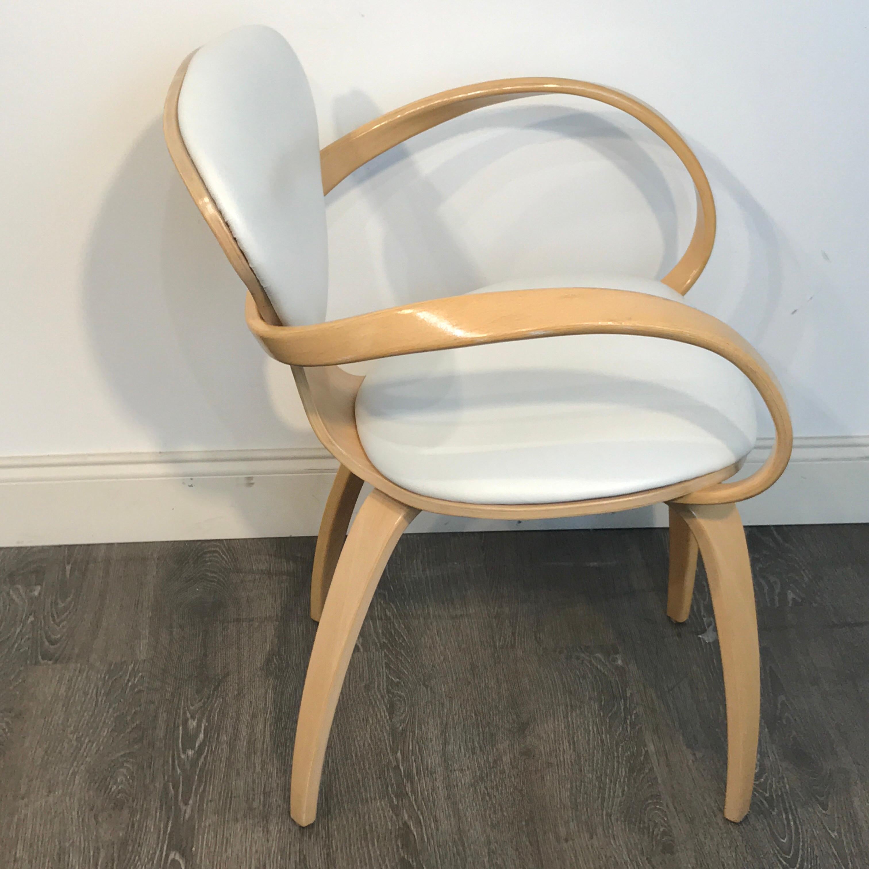 Fauteuil en hêtre naturel de style Cherner avec revêtement en cuir blanc, 2 disponibles en vente 2