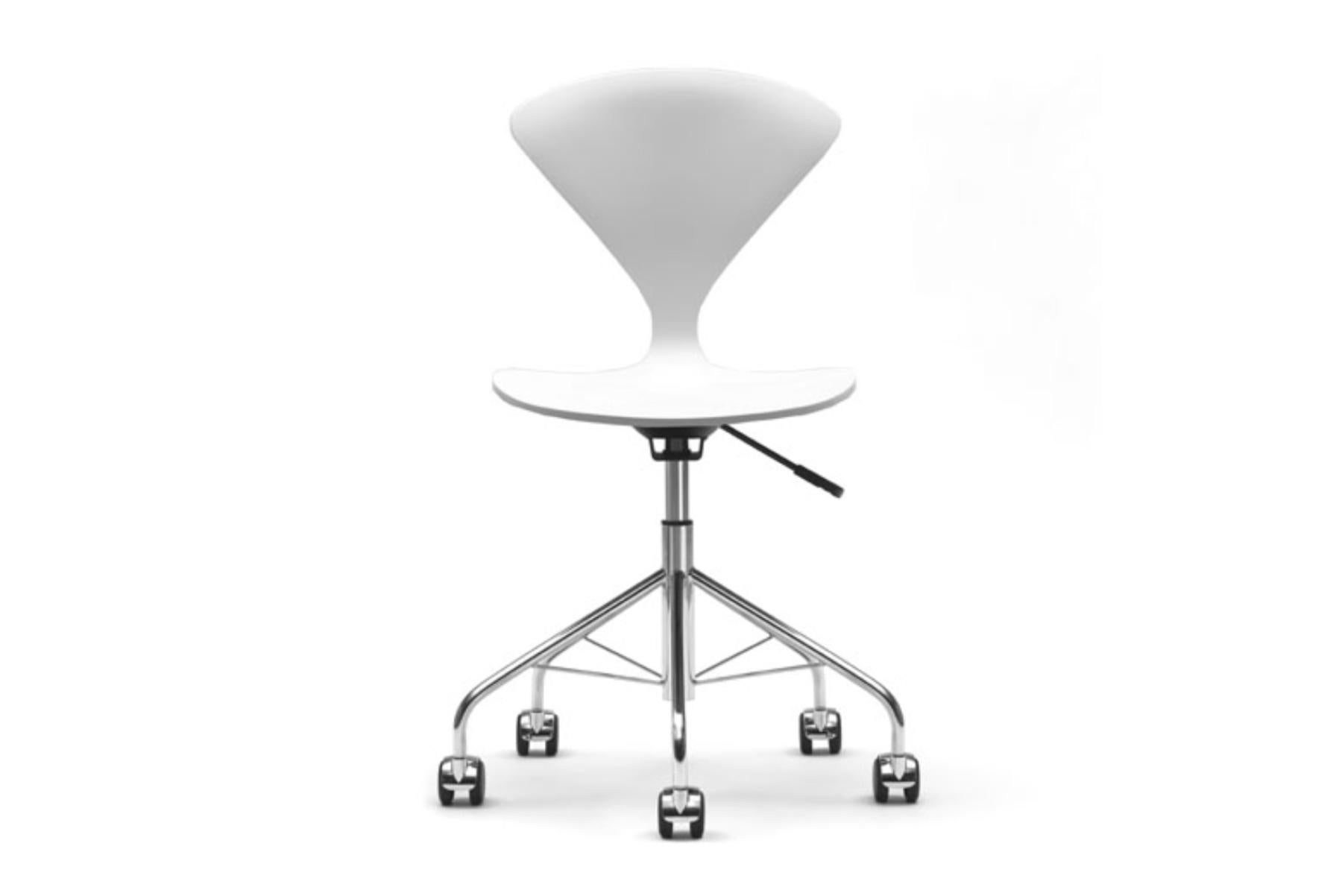 Der Arbeitsstuhl aus Formsperrholz von Norman Cherner aus dem Jahr 1958 ist jetzt für eine neue Generation von Möbelsammlern erhältlich. Eine starke, leichte und elegante Ergänzung für Ihr Zuhause oder Büro. Der Arbeitsstuhl ist mit oder ohne