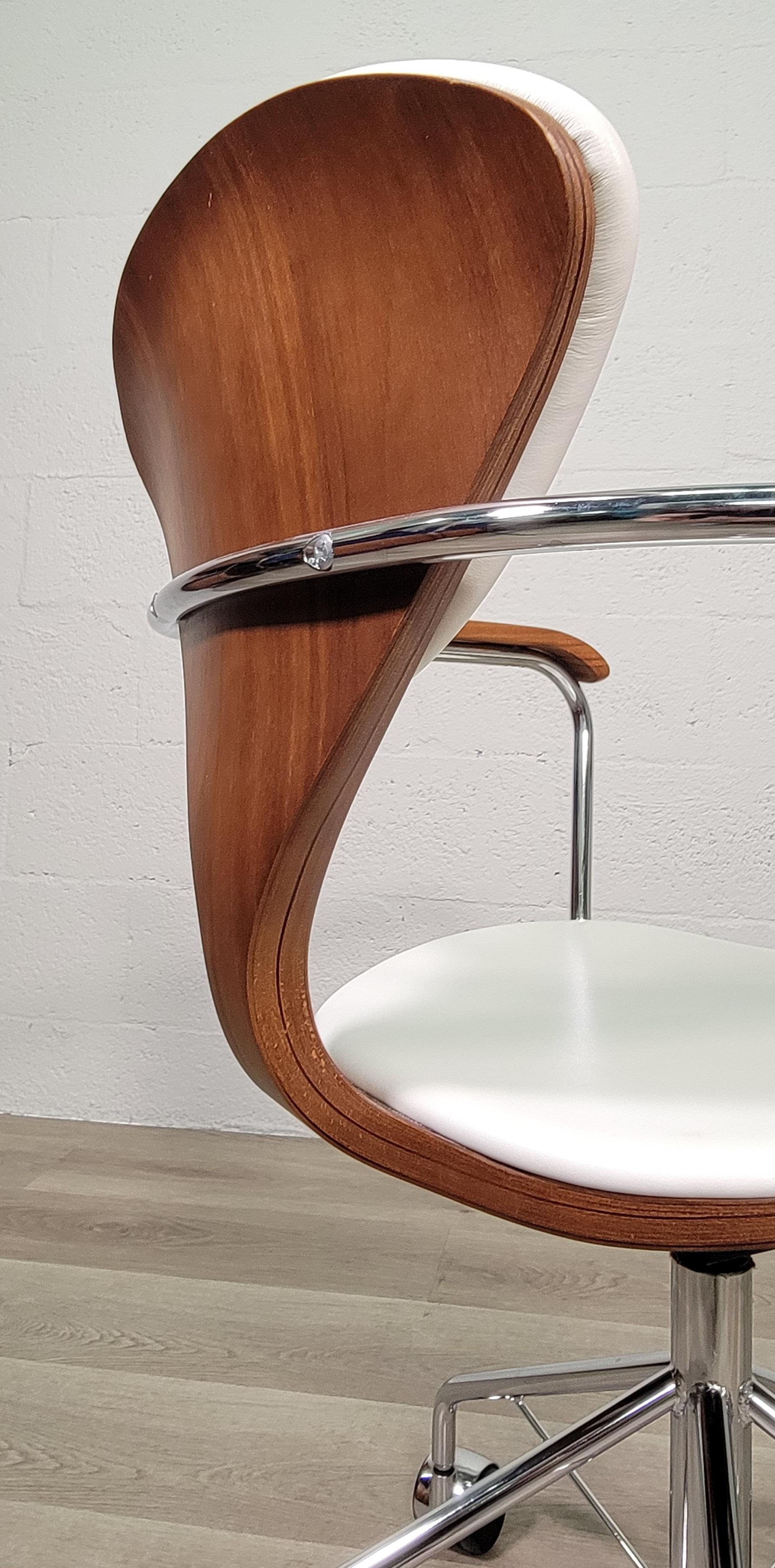 Cherner Task Chair White Leather and Walnut In Good Condition For Sale In Miami, FL