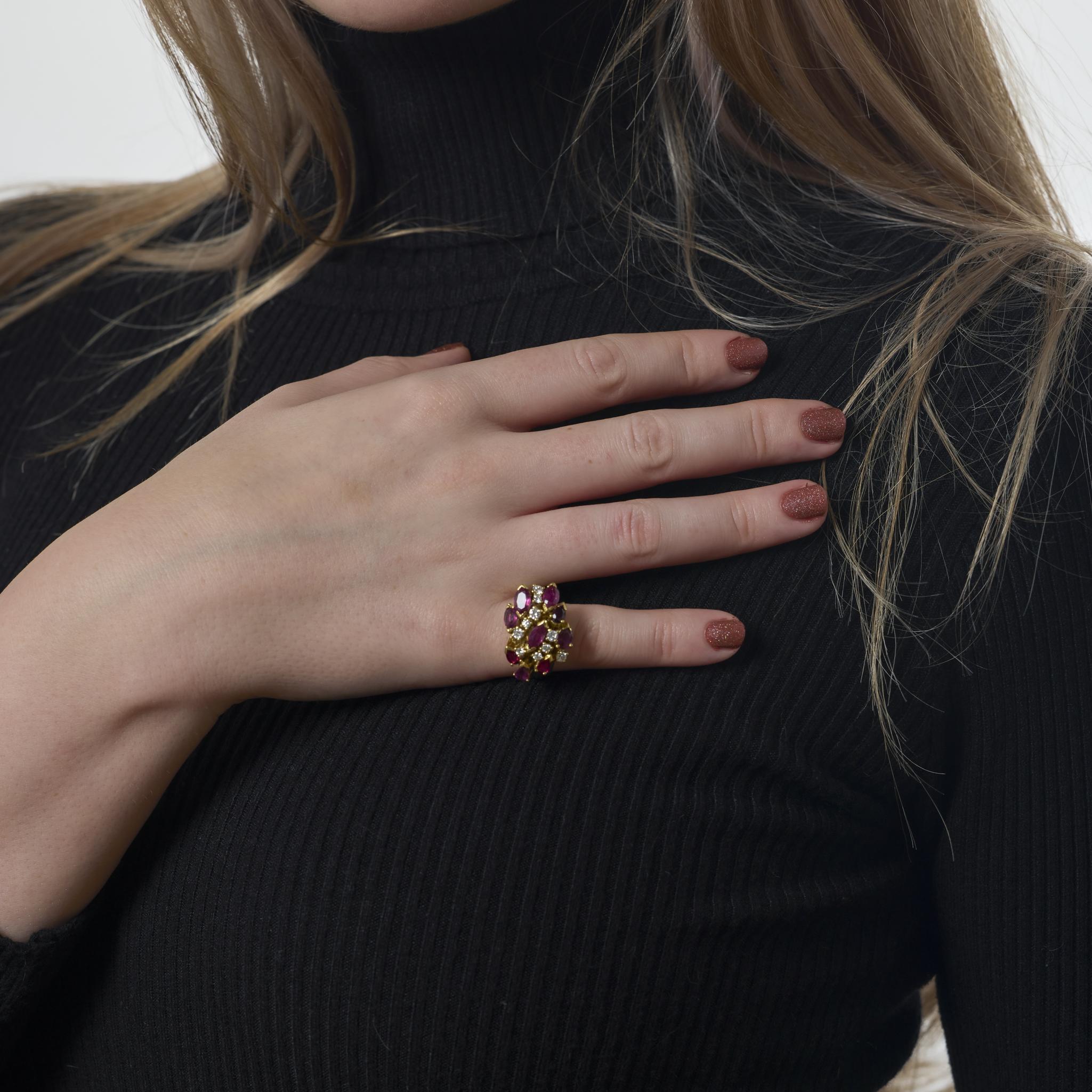 Taille Marquise Bague de cocktail en or jaune 18 carats Cherny 3,10 carats rubis diamant en vente
