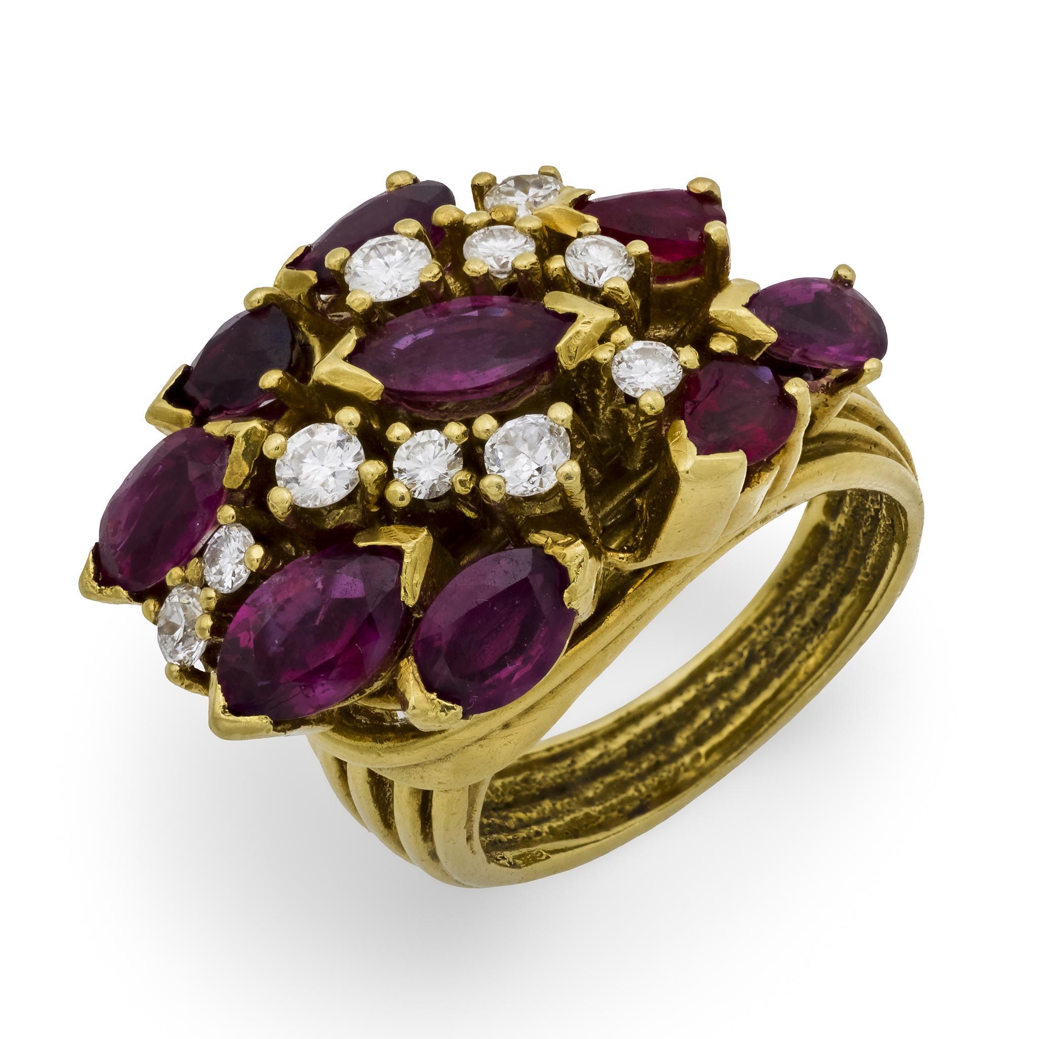 Cherny Anillo de cóctel de oro amarillo de 18k con rubí y diamante de 3,10 quilates
