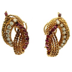 Pendientes esculturales Cherny de oro amarillo de 18 quilates con textura de diamantes y rubíes