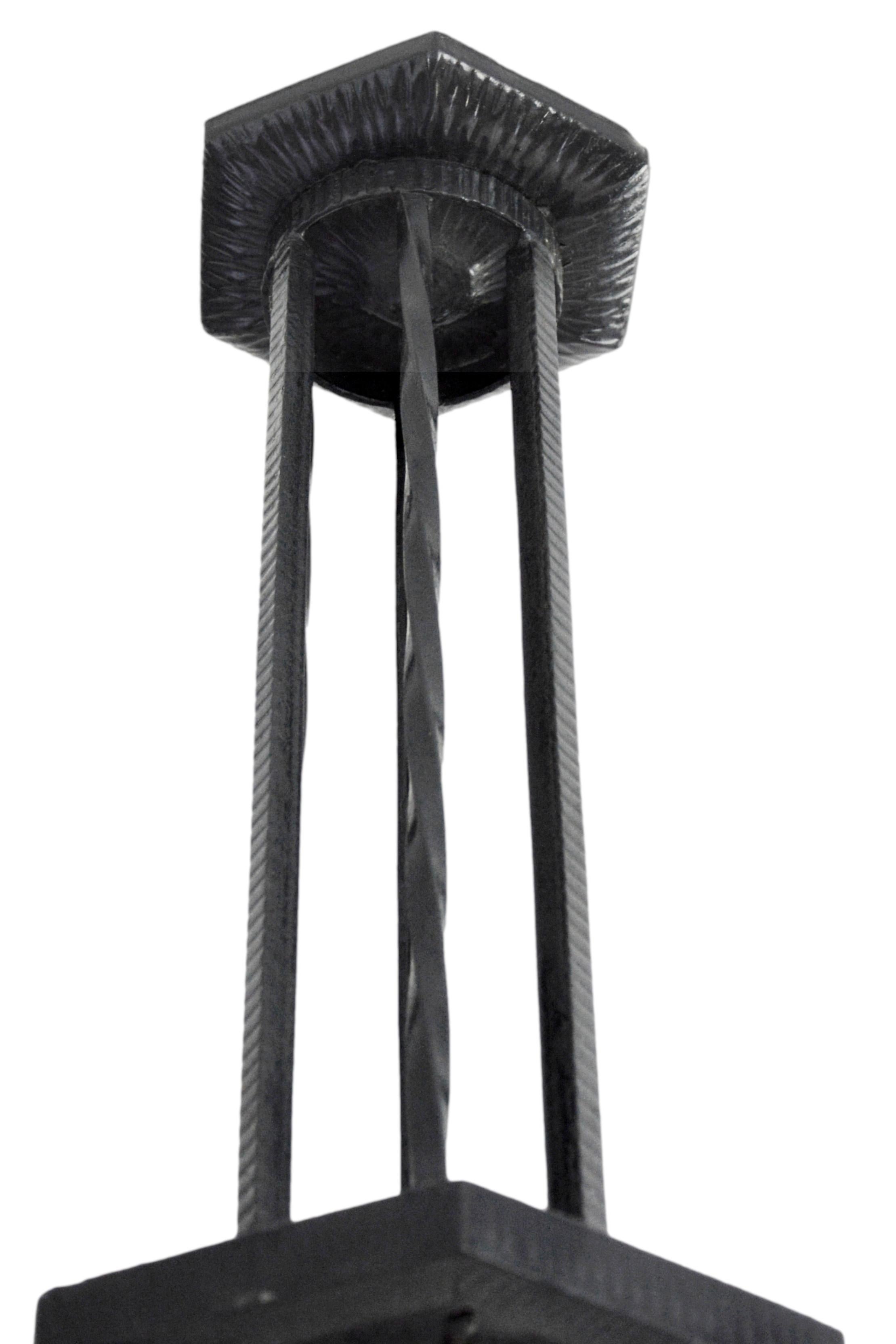 Lámpara de techo francesa Art Decó de Cherrier Besnus, París, hacia 1920.

Esta exquisita lámpara de techo francesa Art Déco, fabricada por Cherrier & Besnus hacia 1920, personifica la elegancia y la artesanía del diseño de iluminación parisino de