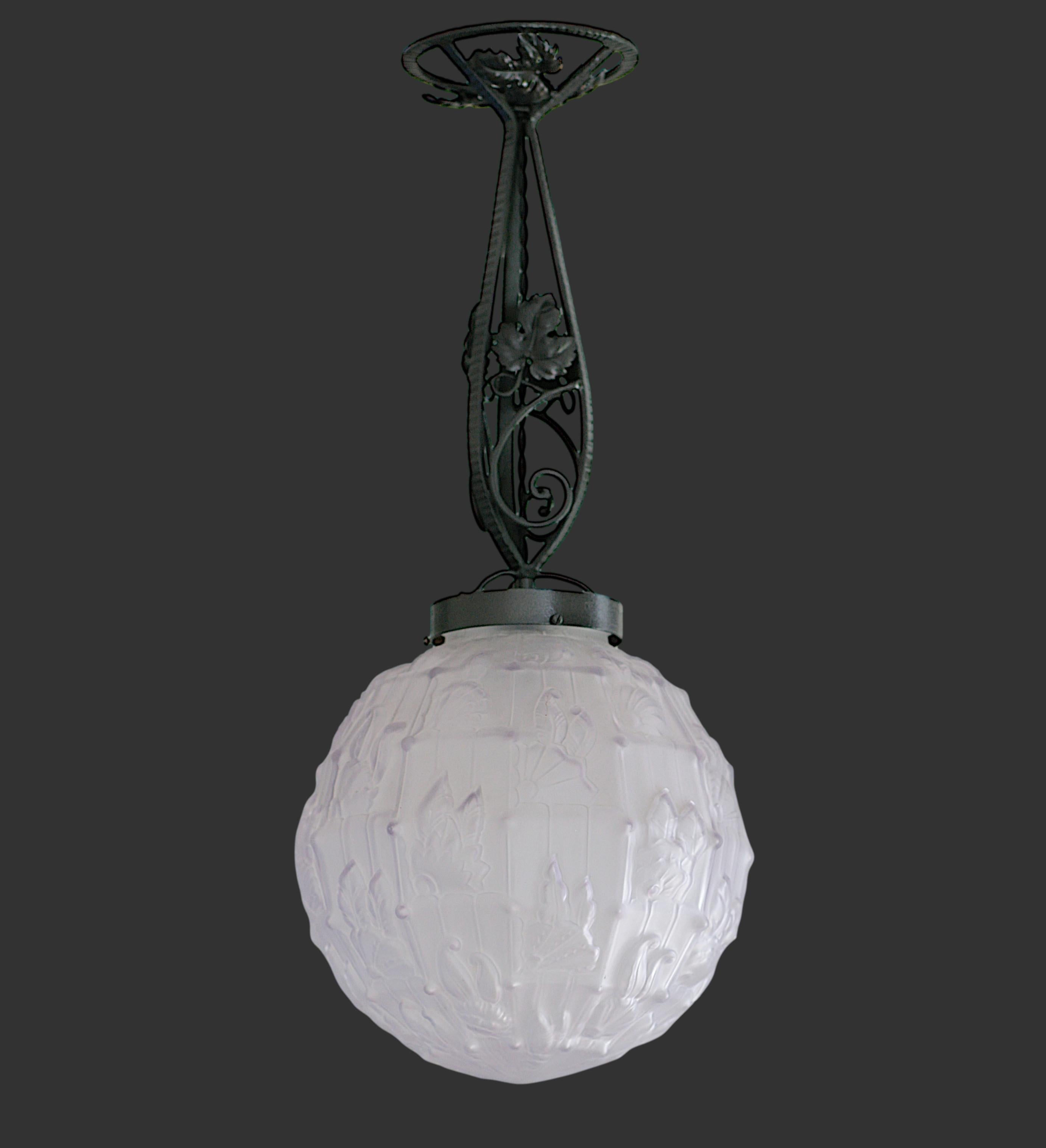 Plafoniera francese Art Déco di Cherrier & Besnus, 36 rue Amelot, Parigi, Francia, anni Venti. Il grande paralume in vetro modellato con un motivo floreale stilizzato è appeso alla struttura in ferro battuto. Misure: Altezza: 65 cm (25,6