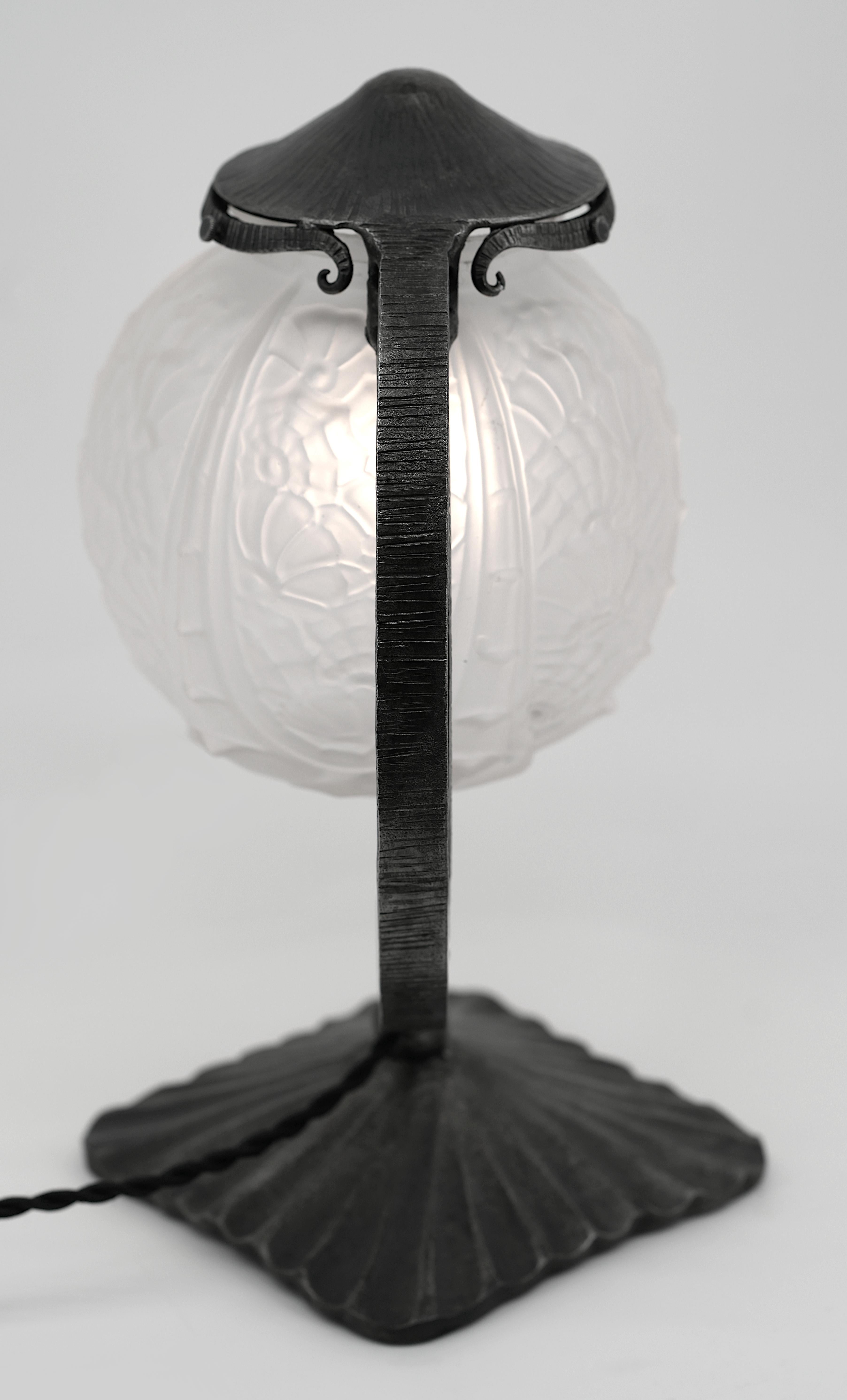 Lámpara de mesa francesa Art Déco Cherrier & Besnus, 1920 Escarchado en venta