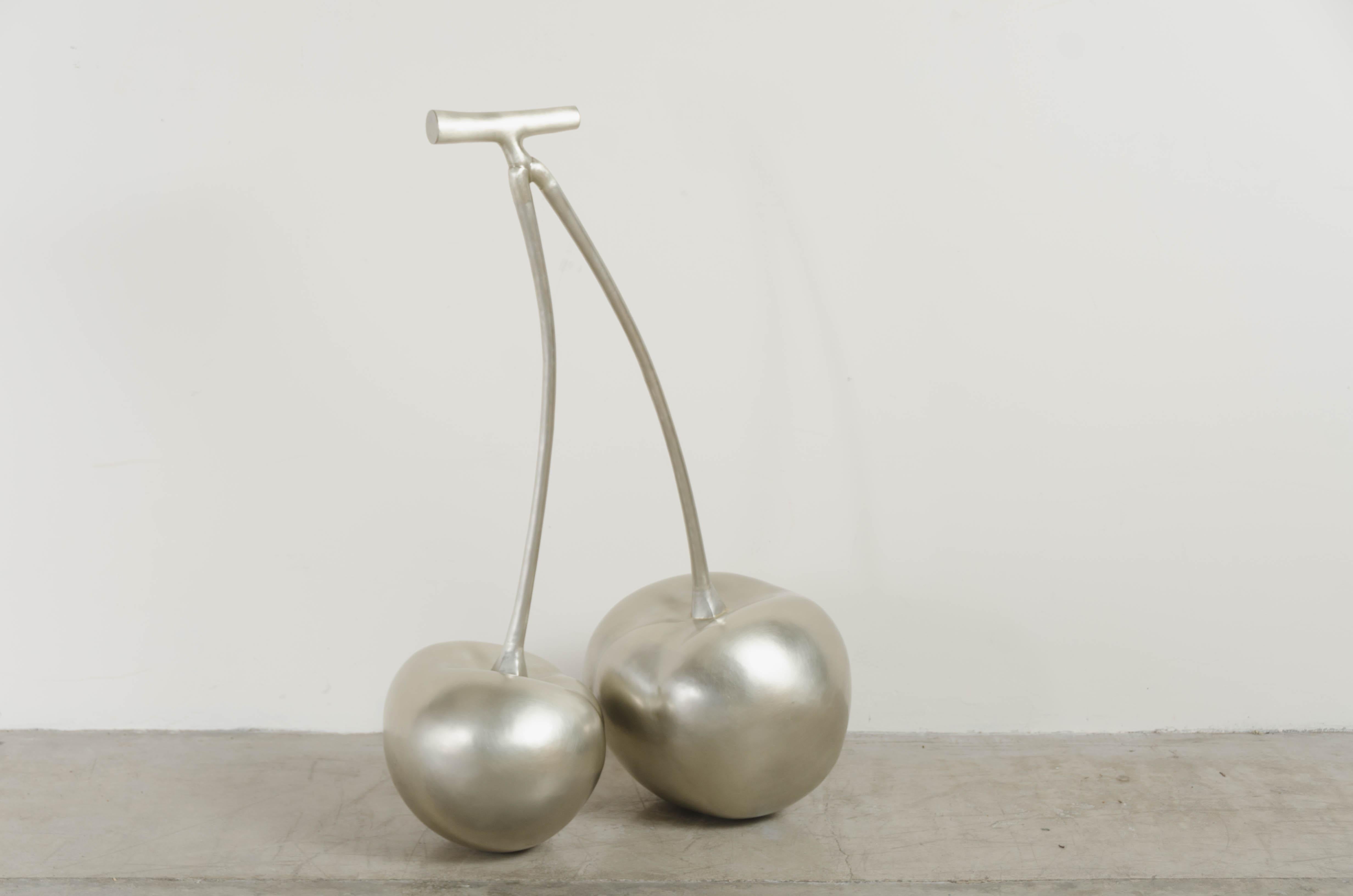 Cherries:: bronze blanc de Robert Kuo:: repoussé à la main:: édition limitée Neuf - En vente à Los Angeles, CA