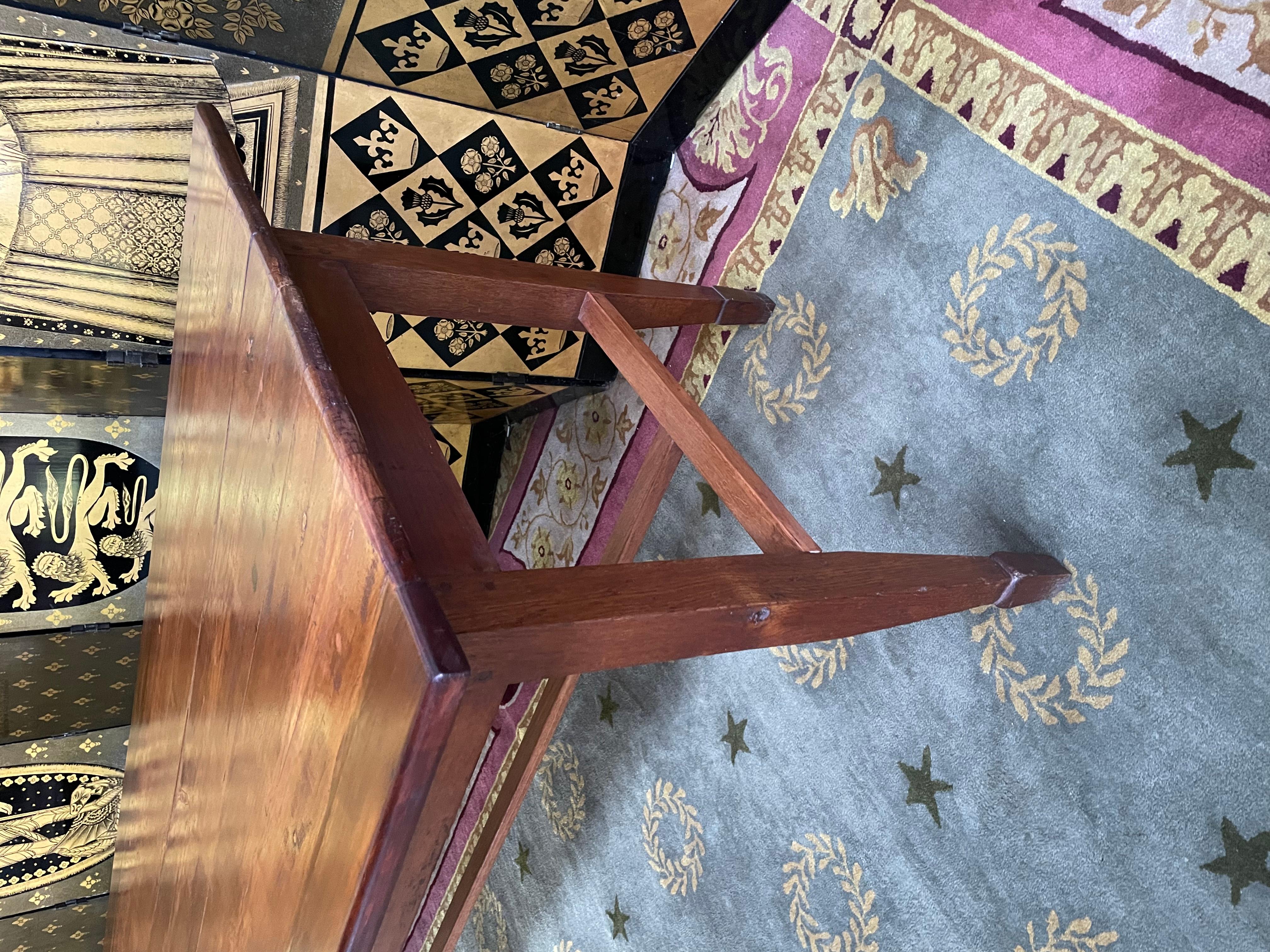 Schöner Bauernhoftisch aus dem 19. Jahrhundert mit Kreuzung aus Ulme und Kirschbaum, teilweise vom Tischler restauriert. Das Tablett wurde auf eine Länge von 80 cm verlängert. Die Höhe unter dem Kopfband beträgt 63 cm. Sehr schöne Patina. Sehr guter