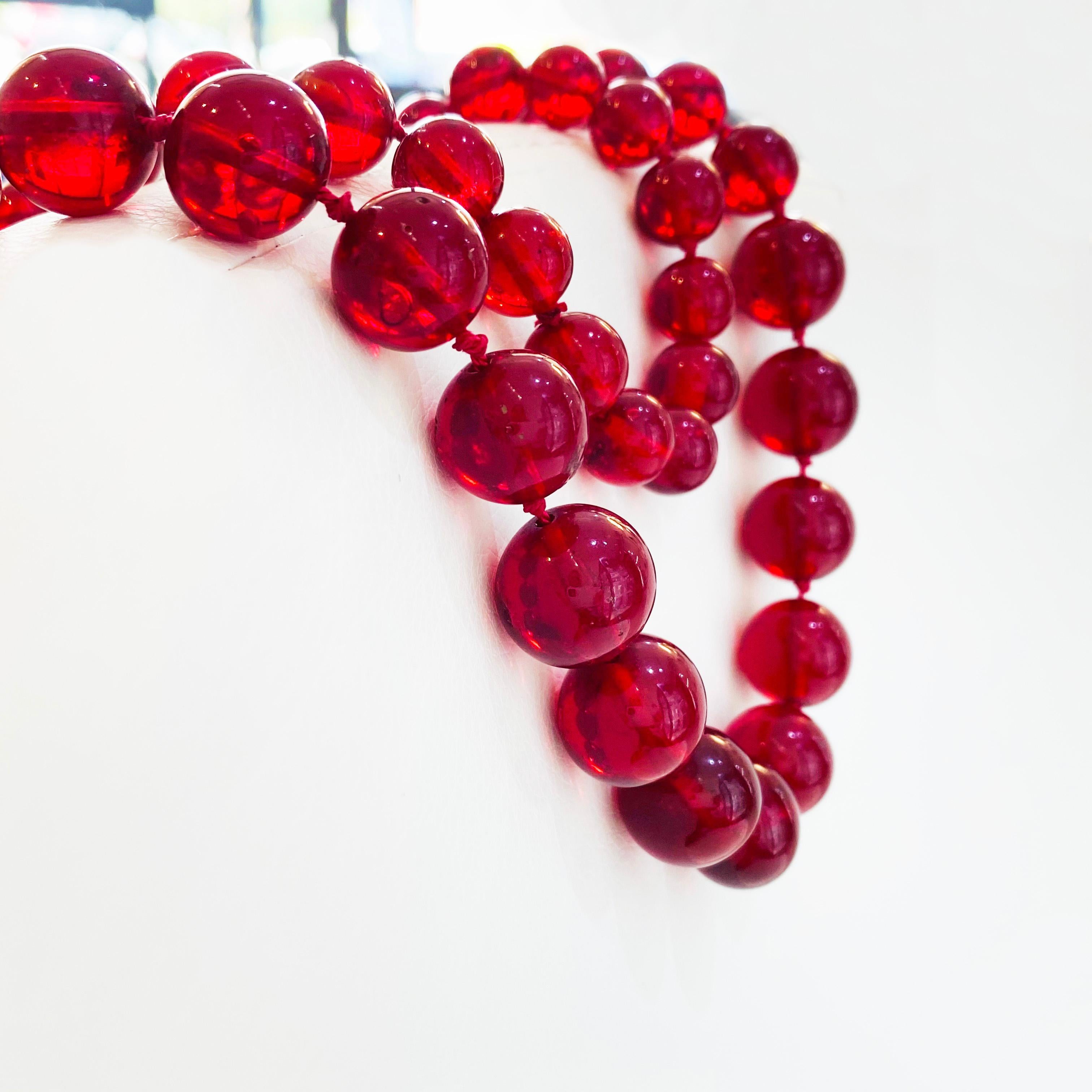 Rétro Collier d'ambre baltique en cerisier, perles d'ambre authentiques effilées, collier en vente